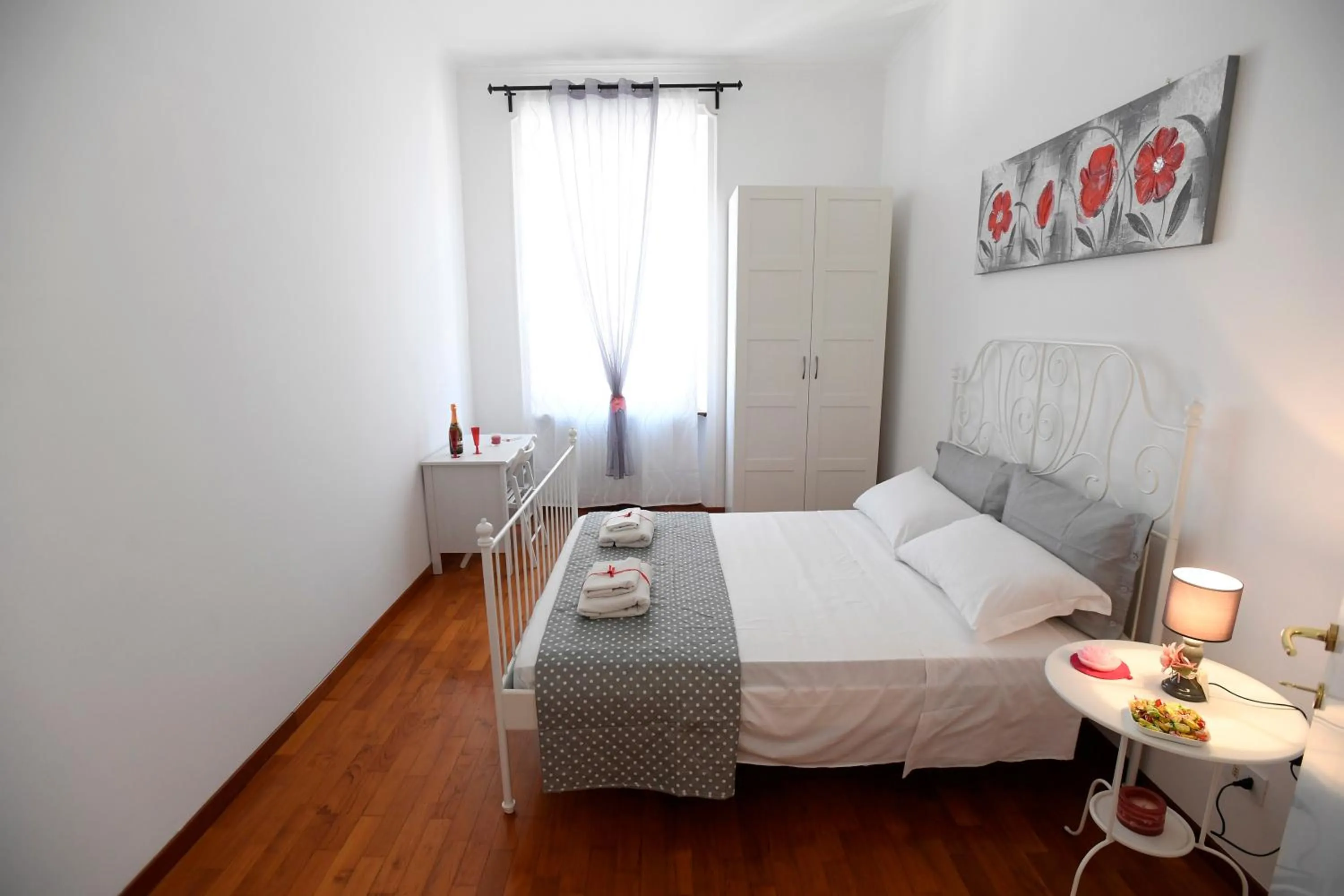 Photo of the whole room, Bed in Big House Colosseum