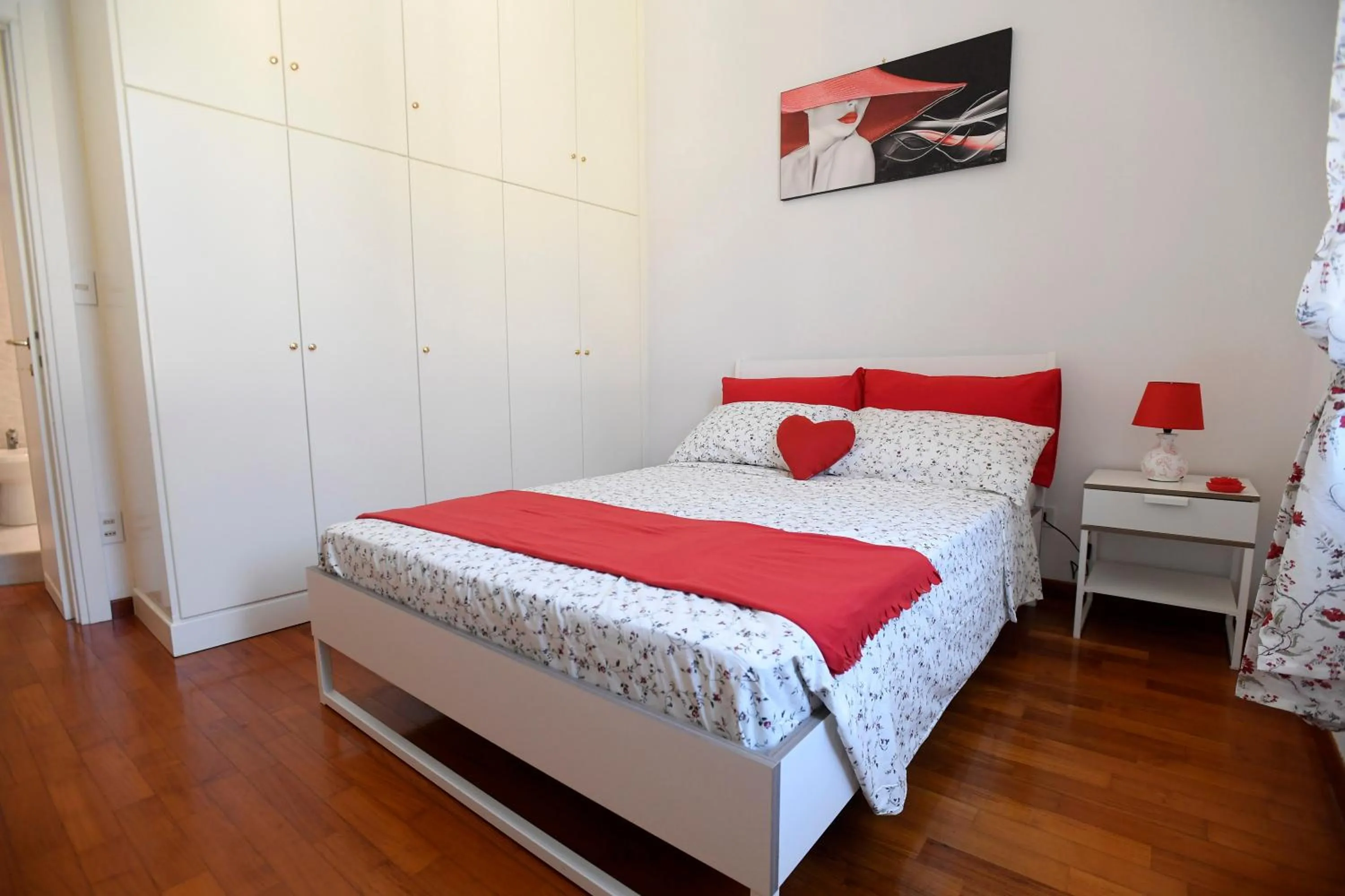 Photo of the whole room, Bed in Big House Colosseum