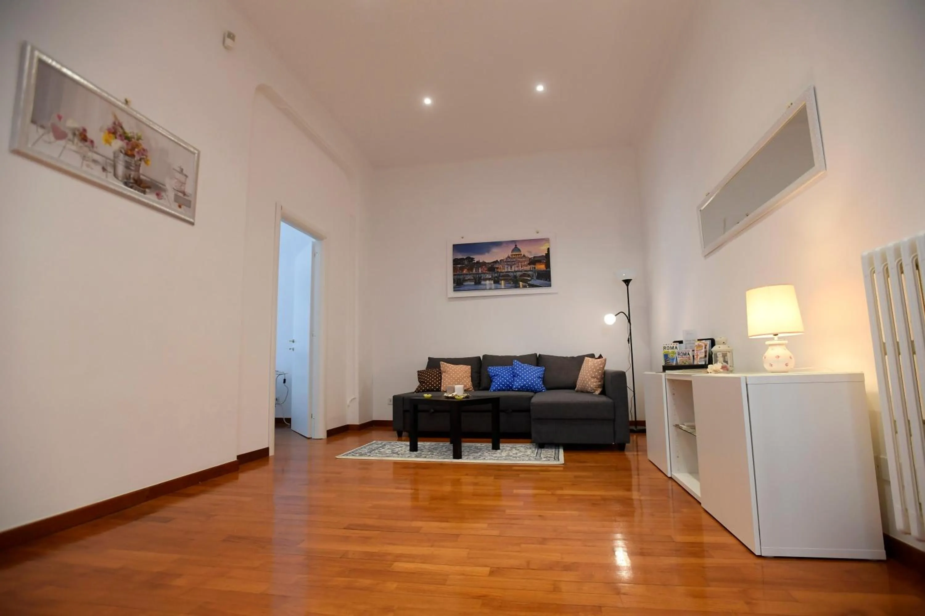 Photo of the whole room in Big House Colosseum