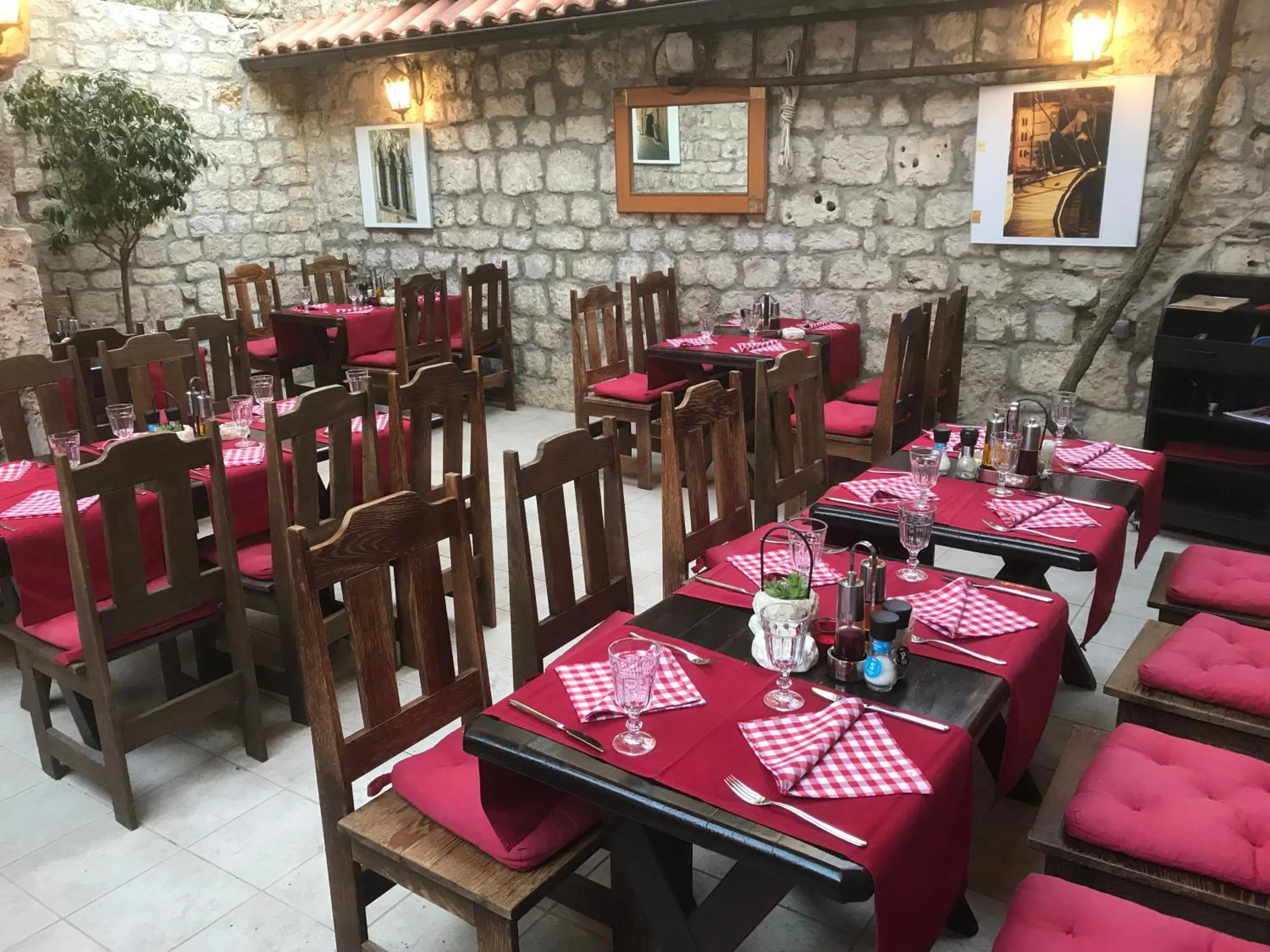 Restaurant/places to eat in Heritage Hotel Tragos