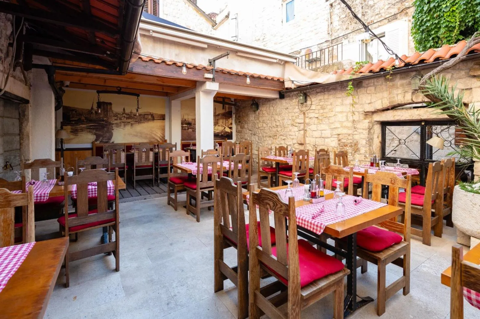 Restaurant/places to eat in Heritage Hotel Tragos