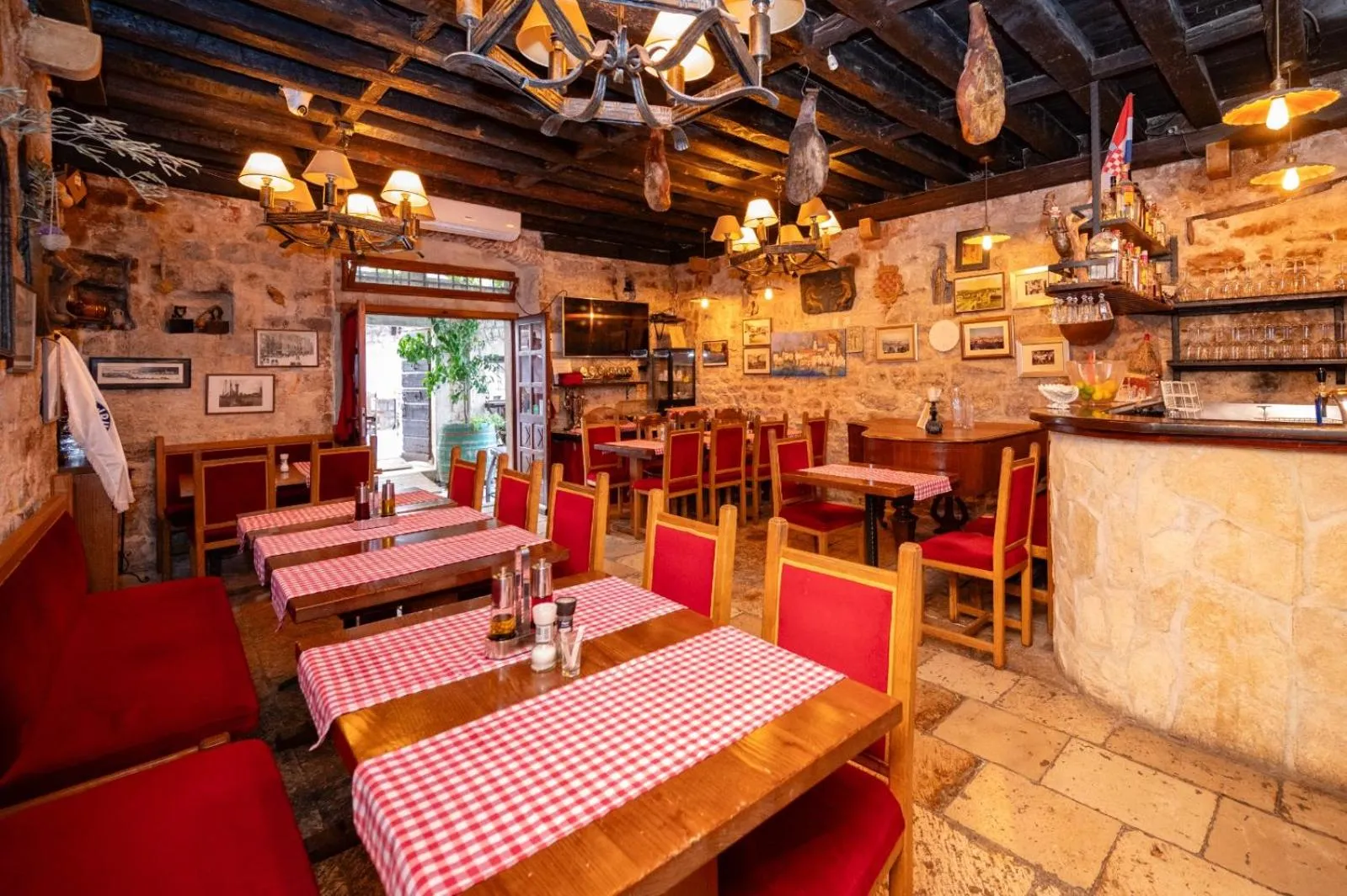 Restaurant/places to eat in Heritage Hotel Tragos