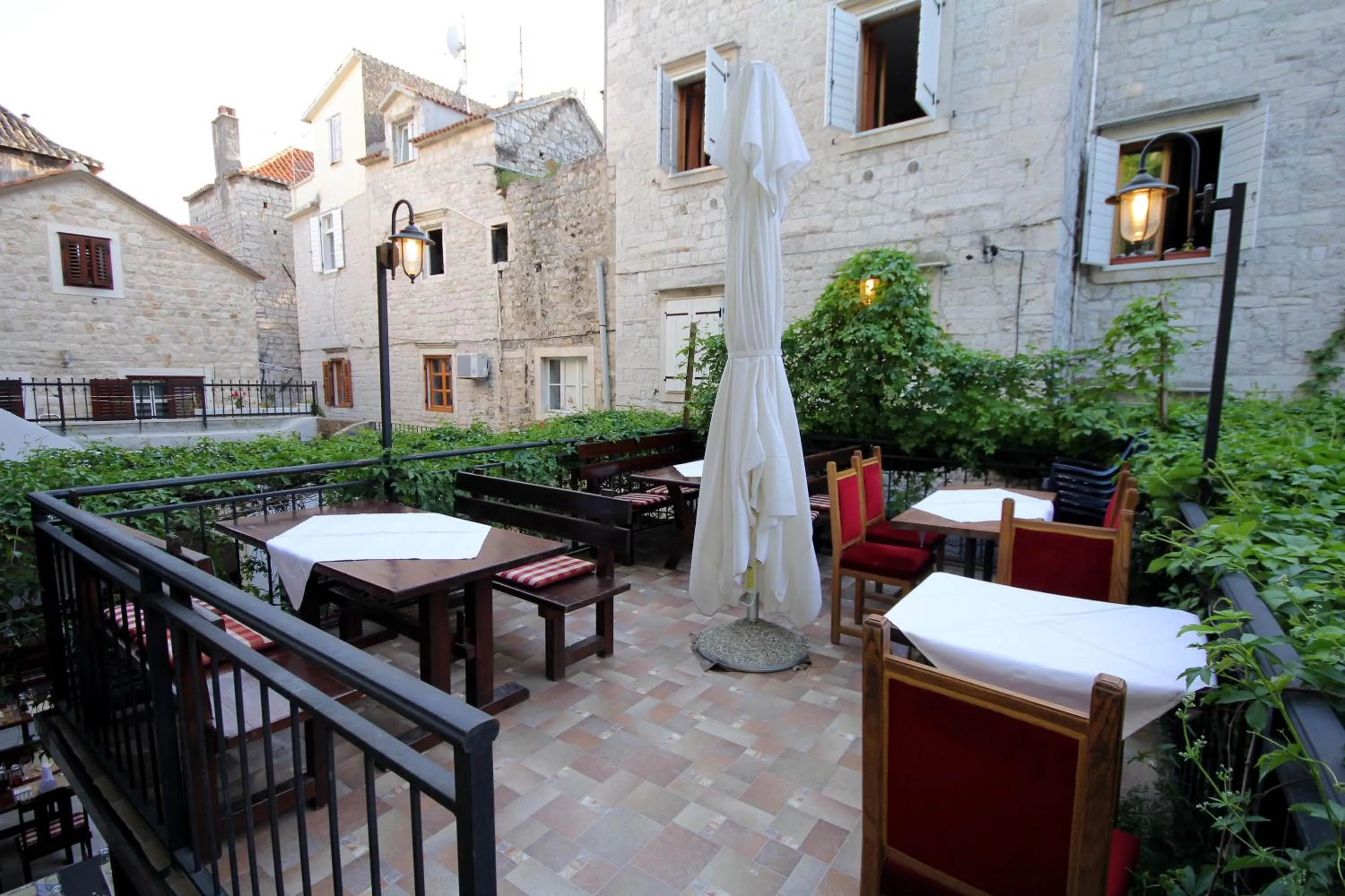 Restaurant/places to eat in Heritage Hotel Tragos