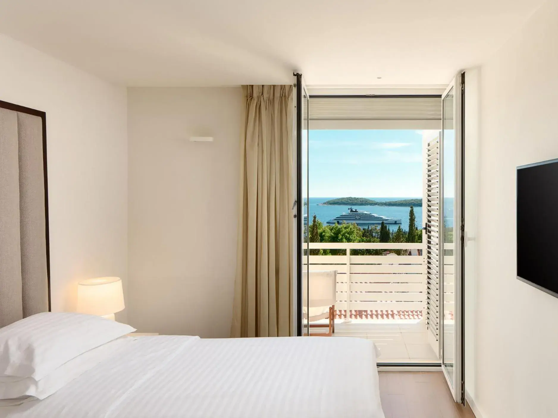 Property building, Bed in Amfora Hvar Grand Beach Resort Property building, Bed in Amfora Hvar Grand Beach Resort