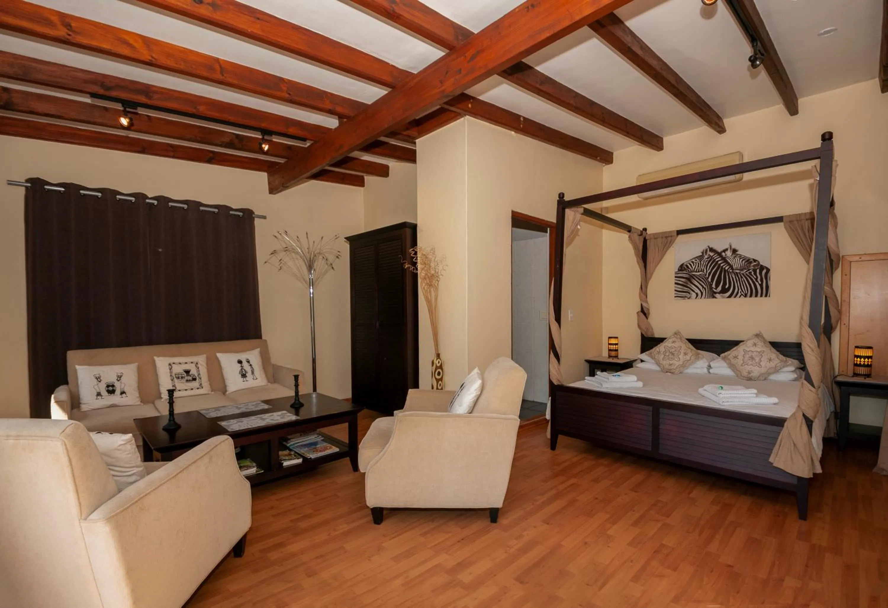 Photo of the whole room, Bed in Just Unwind