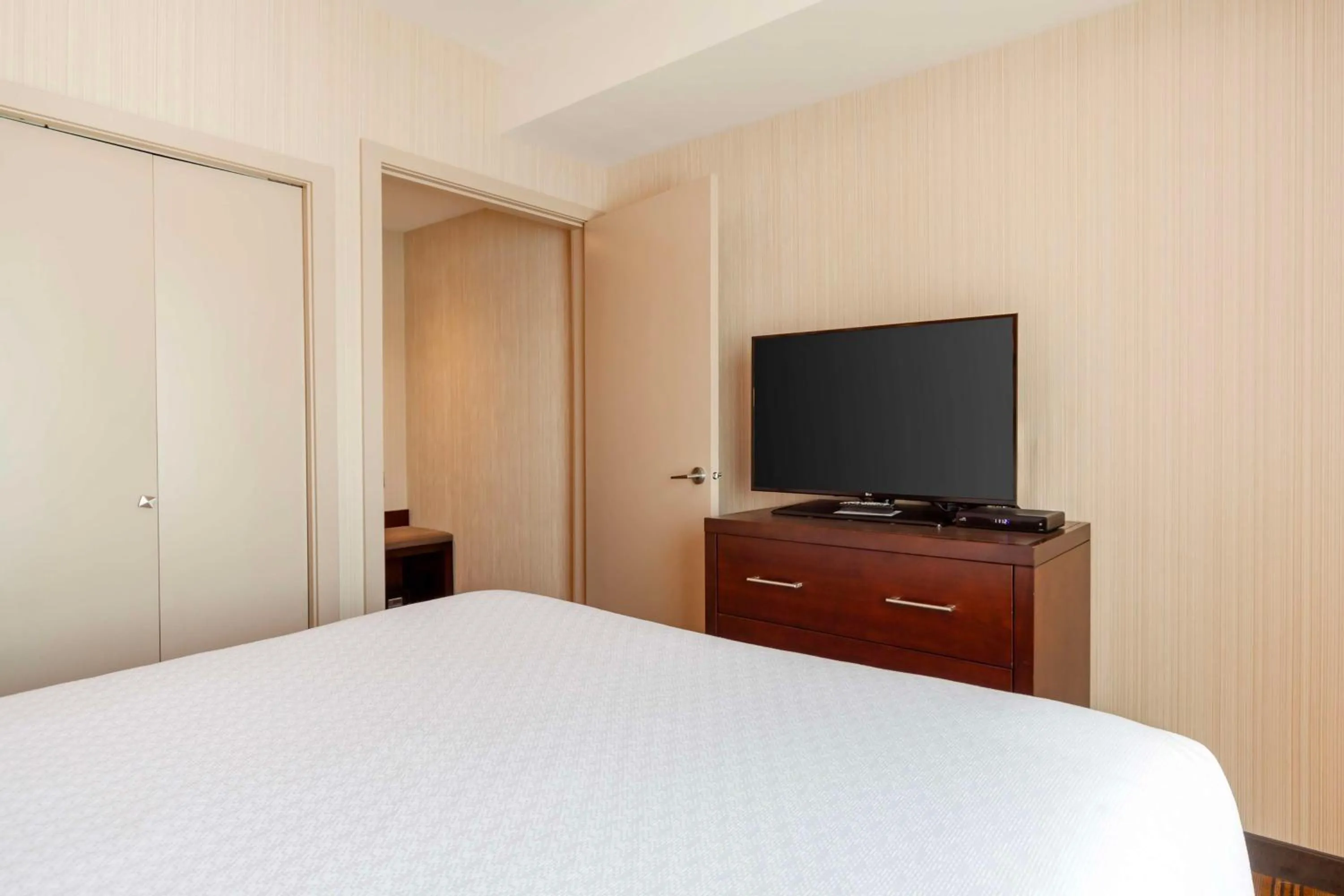 Bedroom, Bed in Best Western Plus Chateau Fort St. John