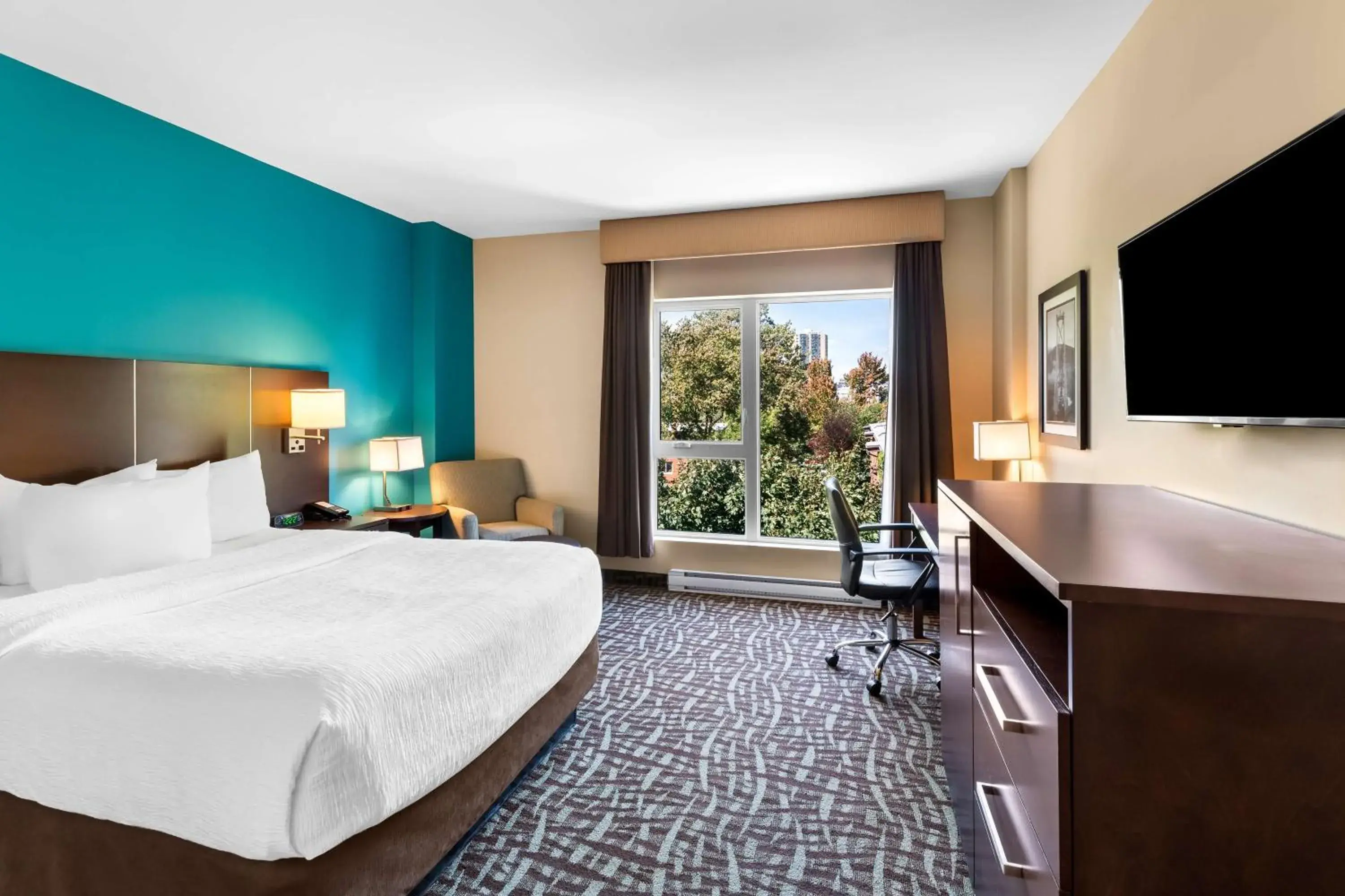 View (from property/room), Bed in Best Western Plus Hotel Montreal View (from property/room), Bed in Best Western Plus Hotel Montreal