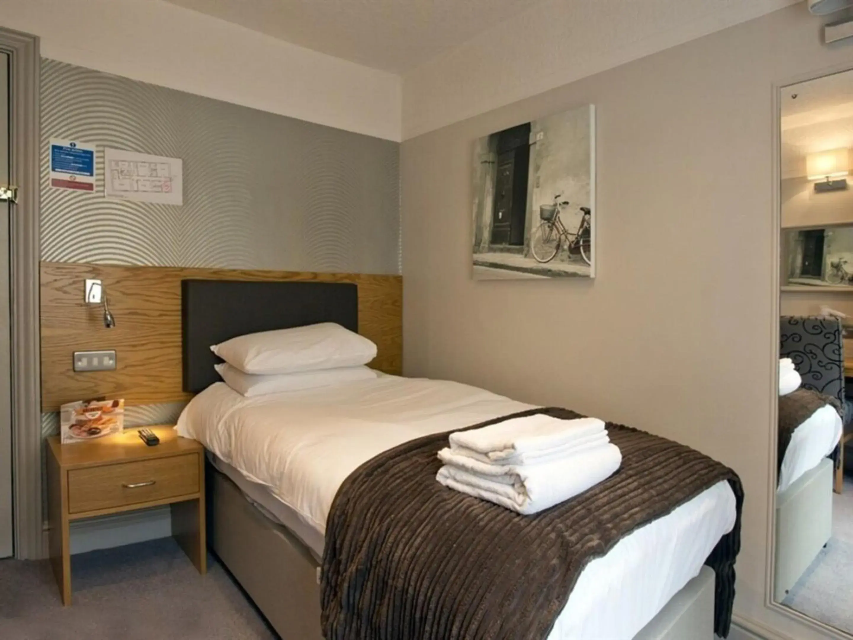 Bedroom, Bed in OYO The Red Lion Hotel Bedroom, Bed in OYO The Red Lion Hotel