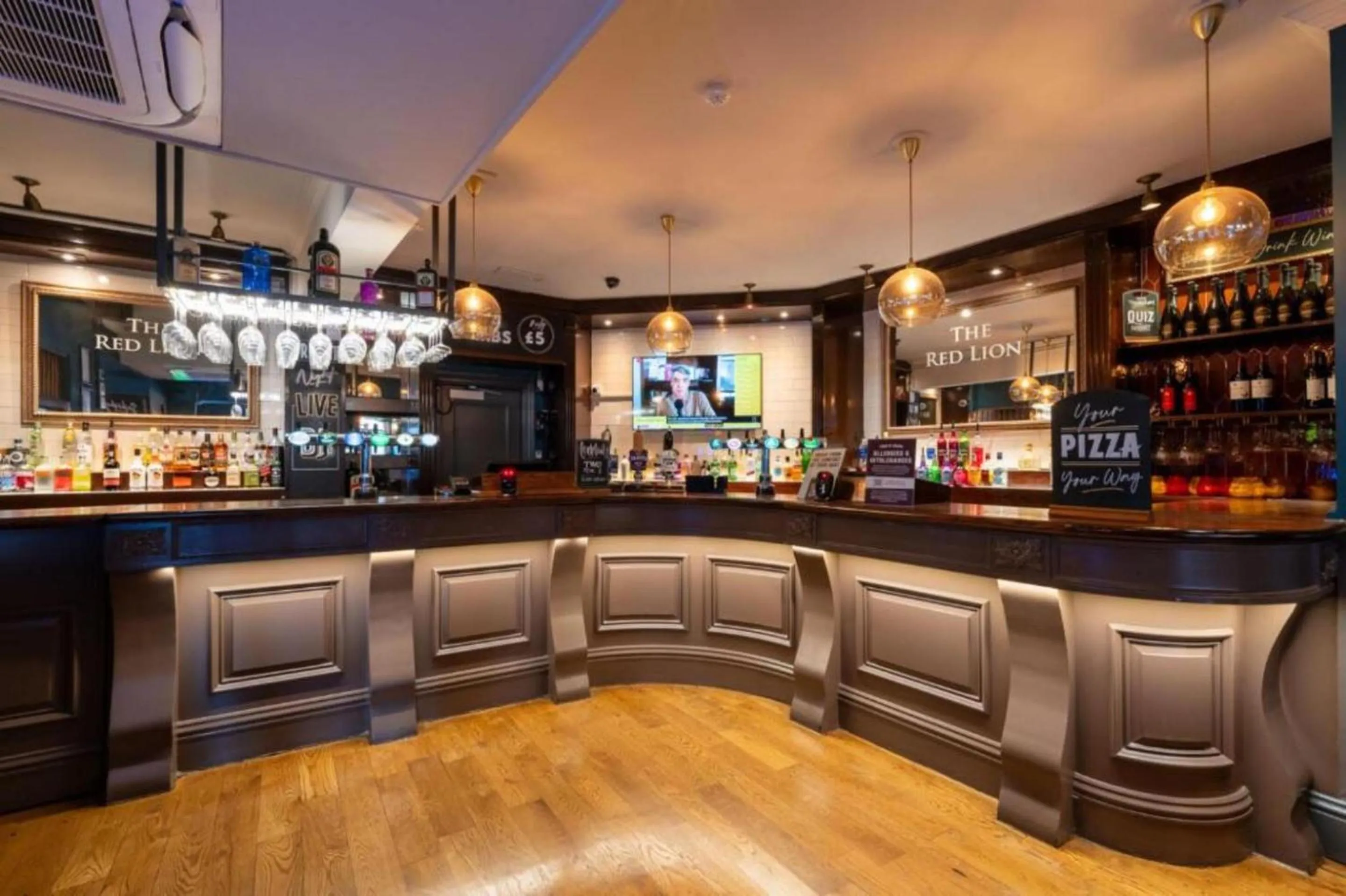 Lounge or bar in OYO The Red Lion Hotel