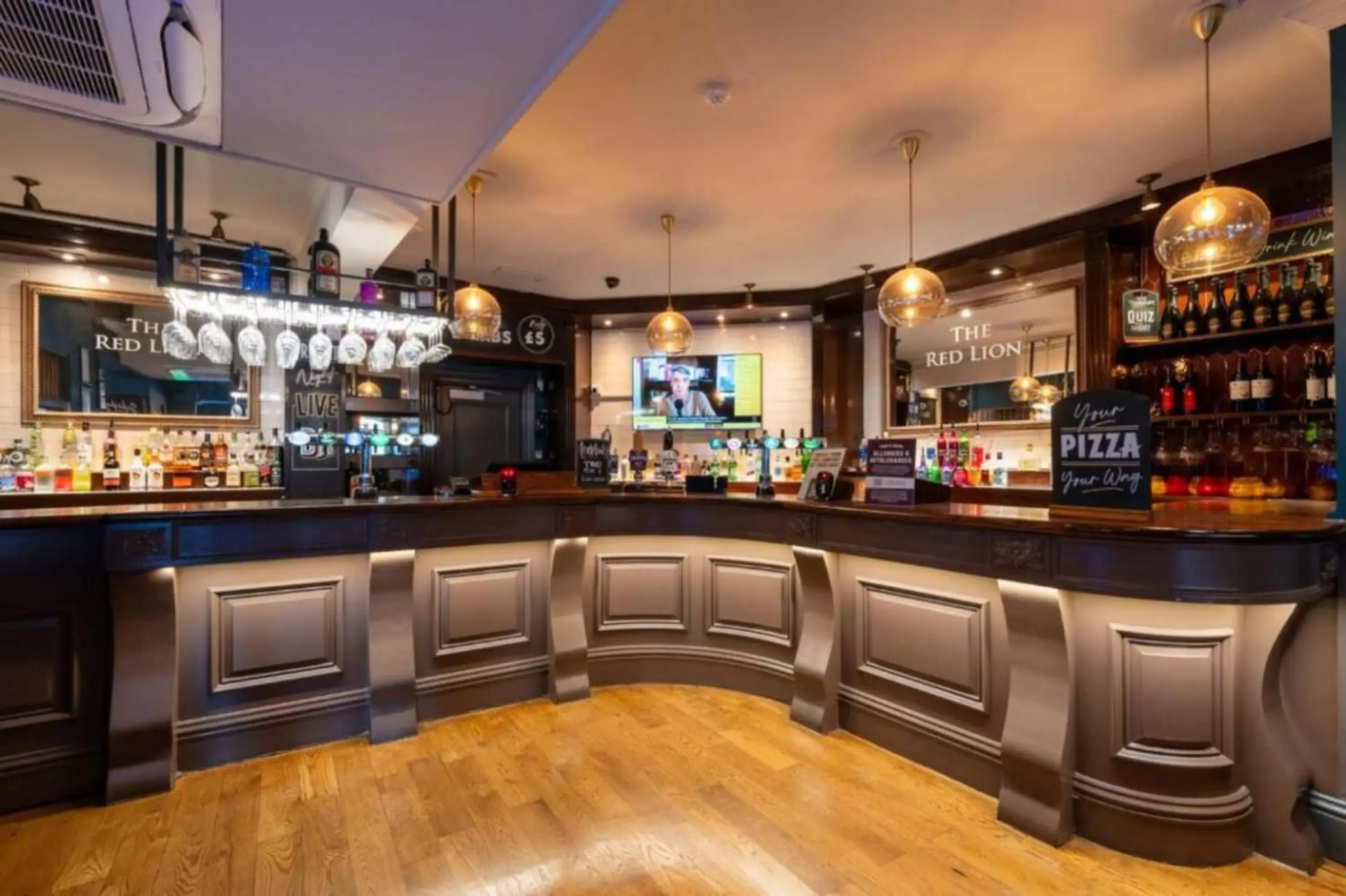 Lounge or bar in OYO The Red Lion Hotel Lounge or bar in OYO The Red Lion Hotel