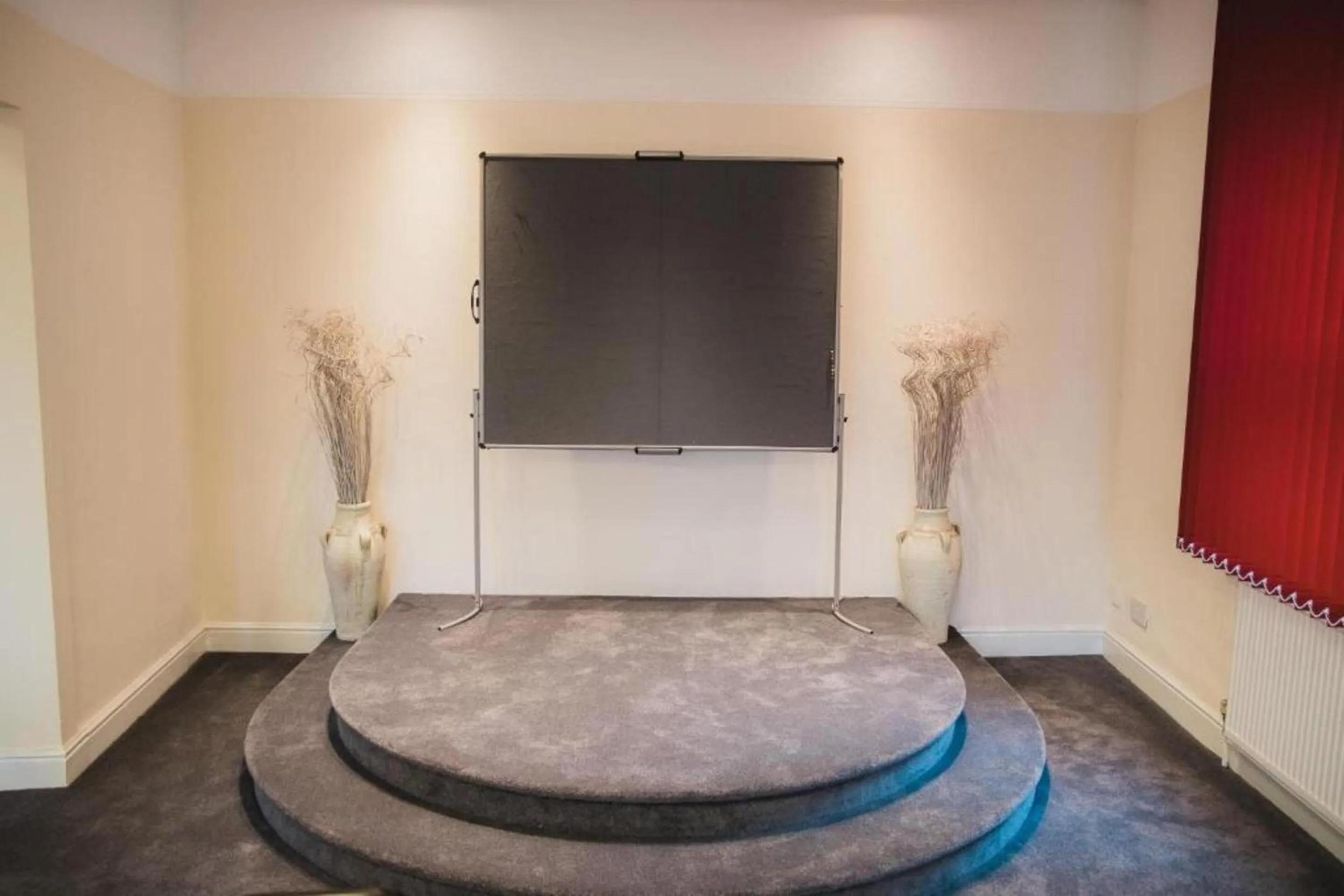 Lobby or reception, Bed in OYO The Red Lion Hotel