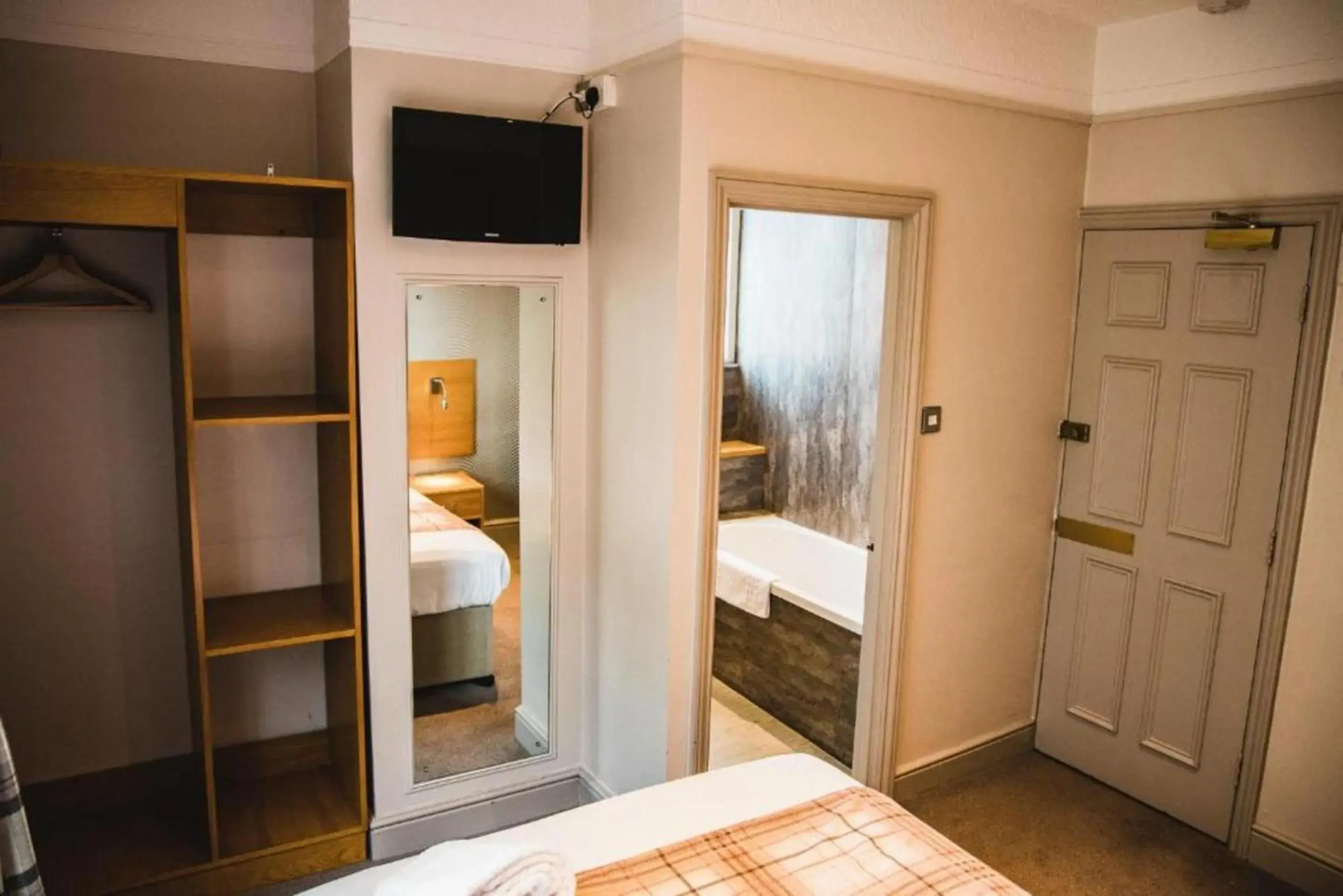 Bedroom, Bed in OYO The Red Lion Hotel Bedroom, Bed in OYO The Red Lion Hotel