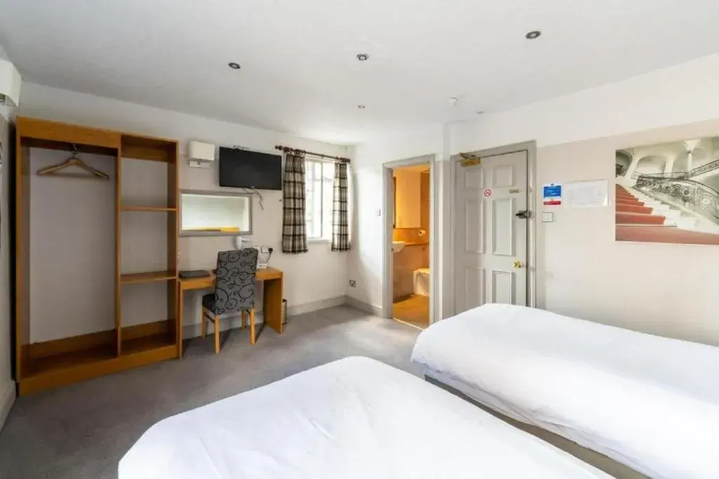 Standard Twin Room in OYO The Red Lion Hotel Standard Twin Room in OYO The Red Lion Hotel