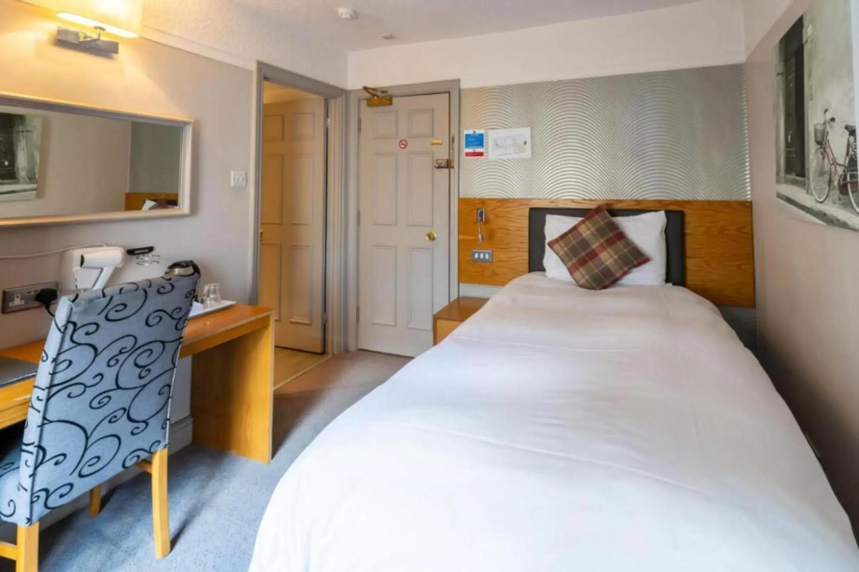 Bedroom, Bed in OYO The Red Lion Hotel Bedroom, Bed in OYO The Red Lion Hotel