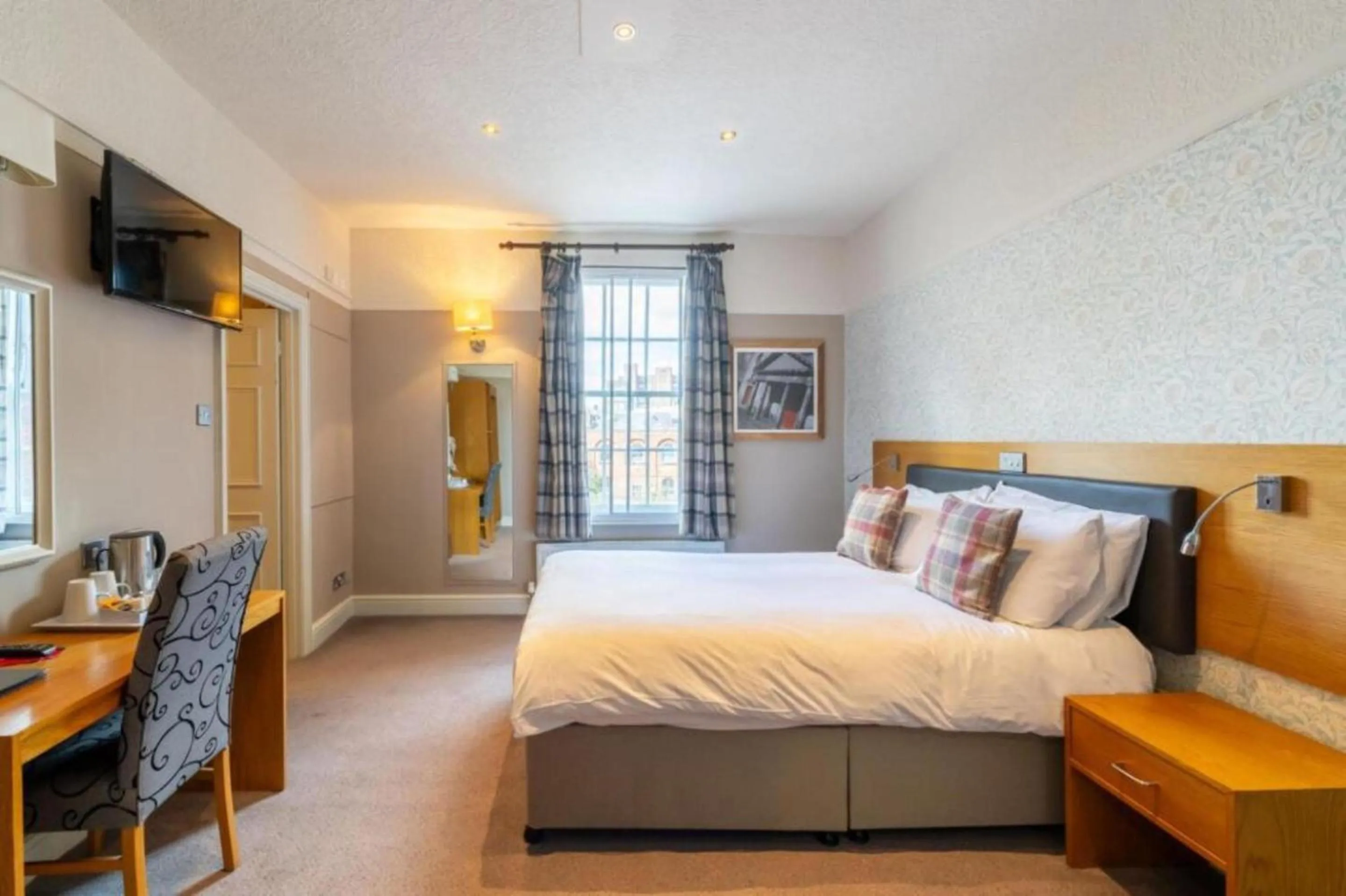 Bedroom, Bed in OYO The Red Lion Hotel