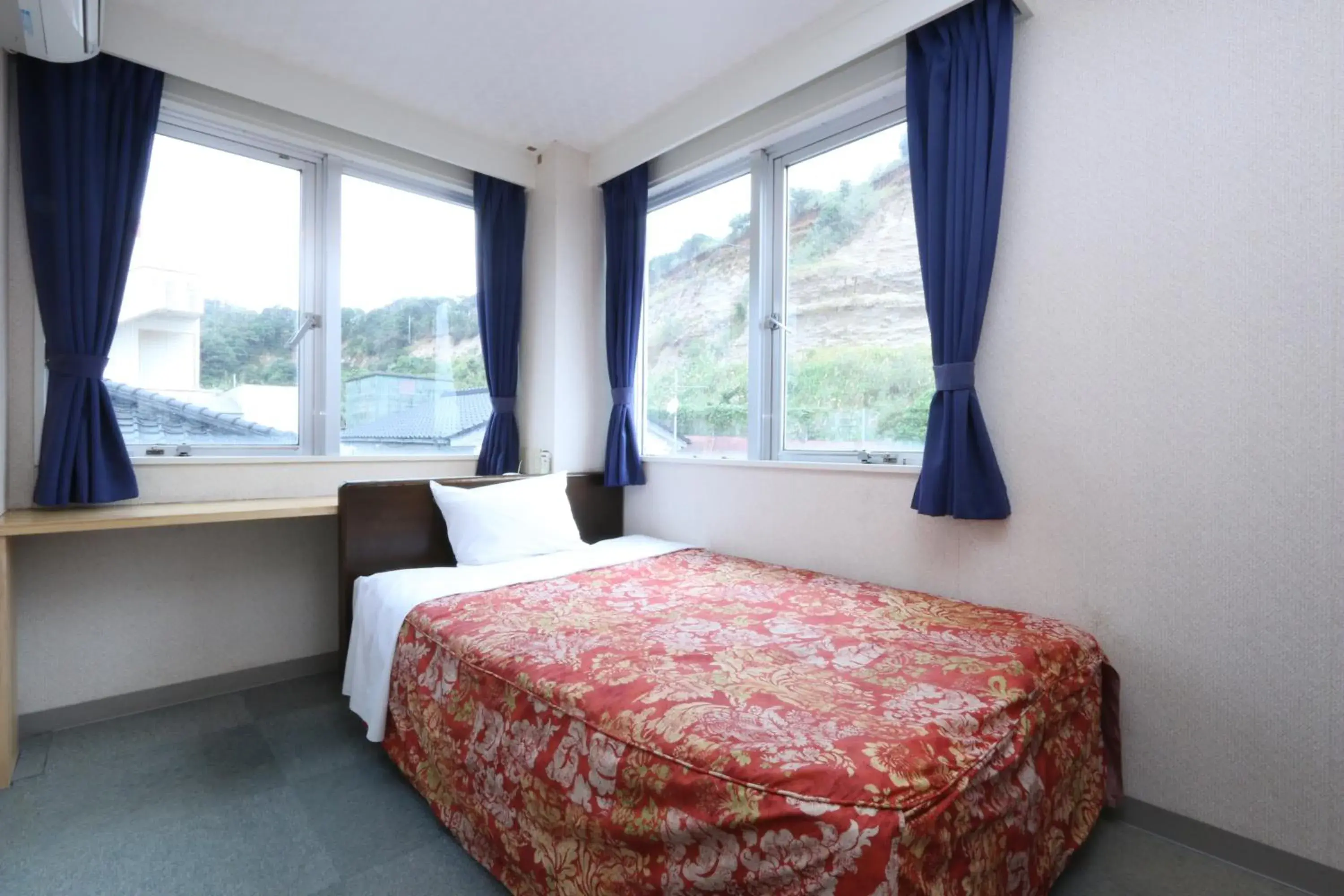 Double Room with Small Double Bed - single occupancy in Hotel Auberge Double Room with Small Double Bed - single occupancy in Hotel Auberge