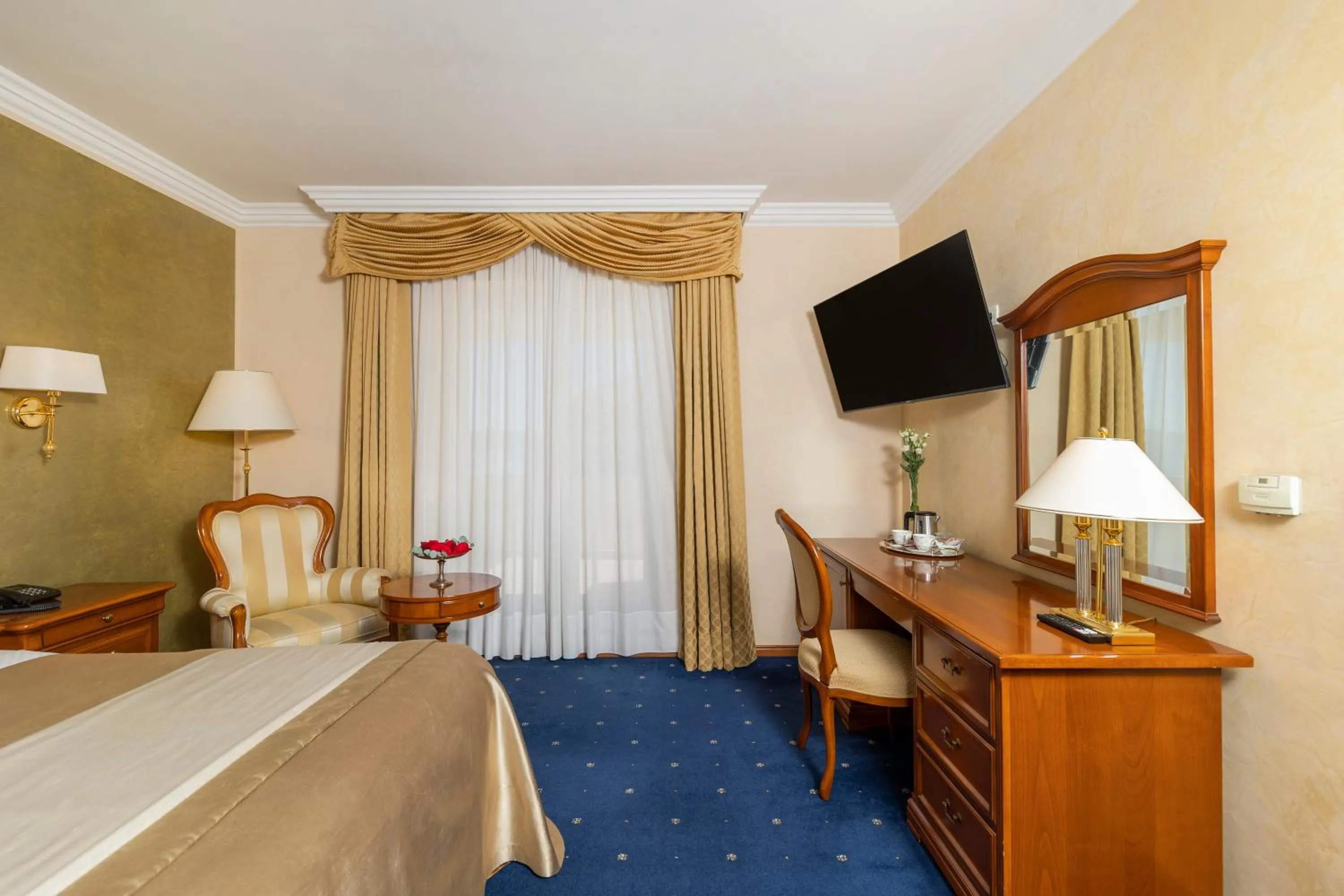 TV and multimedia, Bed in Hotel Niko