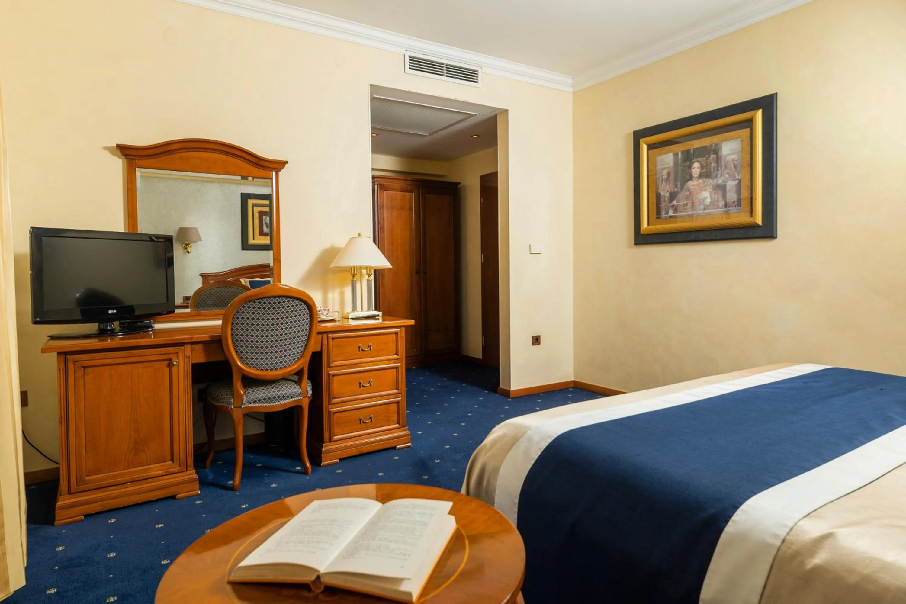TV and multimedia, Bed in Hotel Niko
