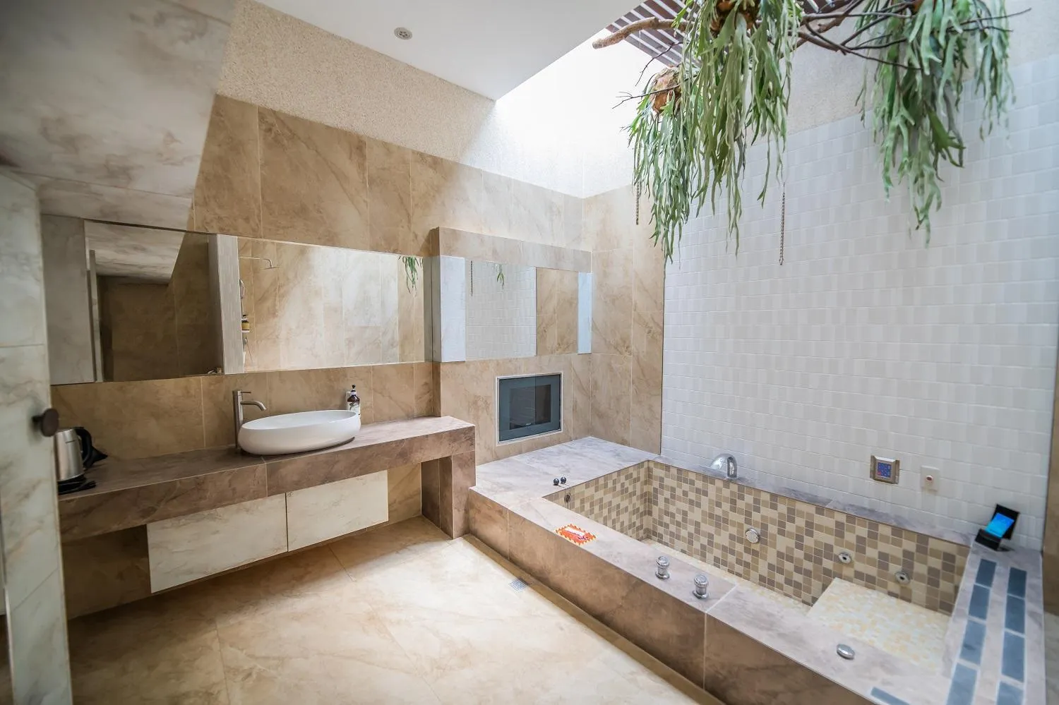 Bathroom, Bed in Region Motel