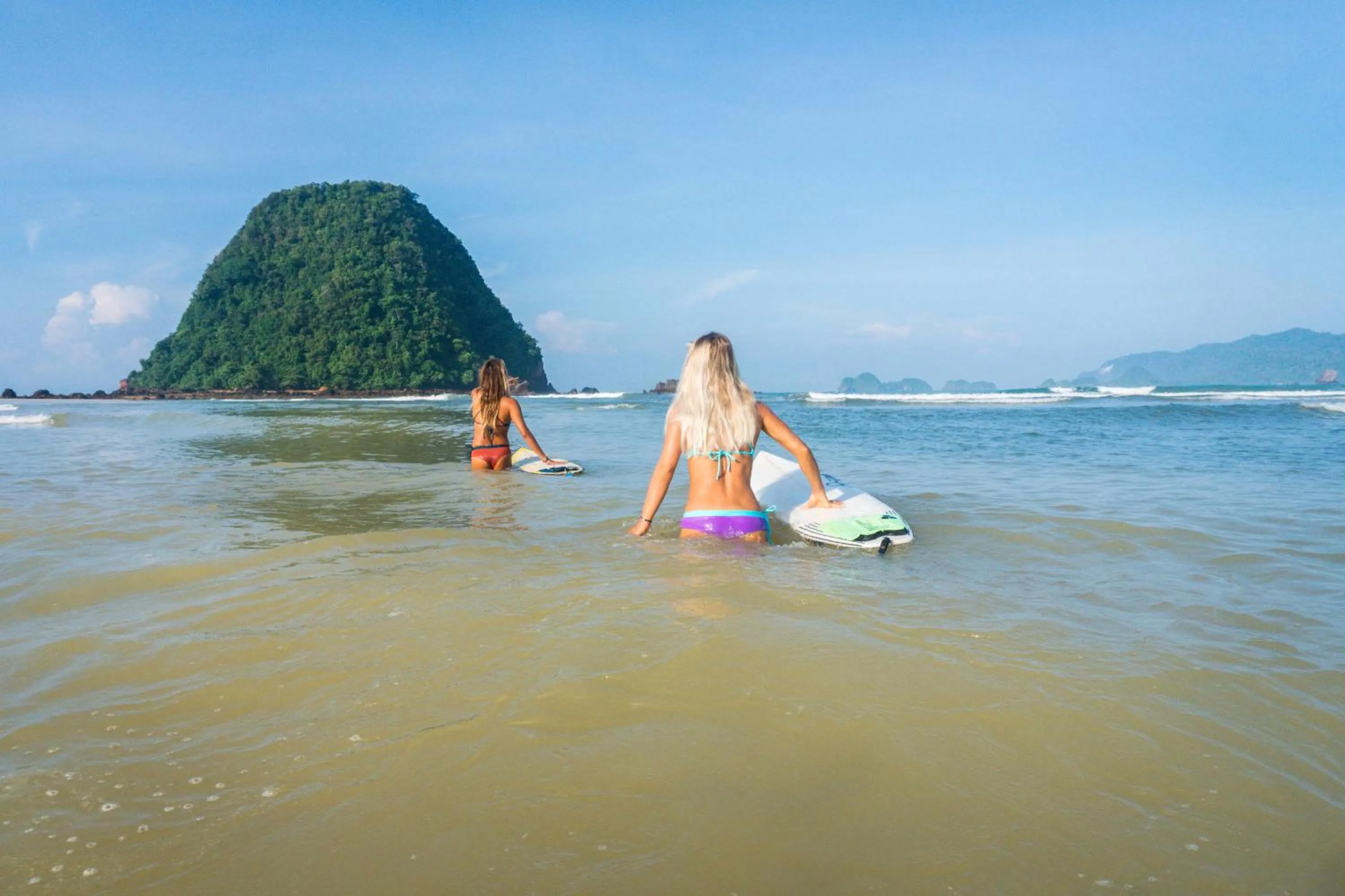 Beach in Mojosurf Camp Red Island