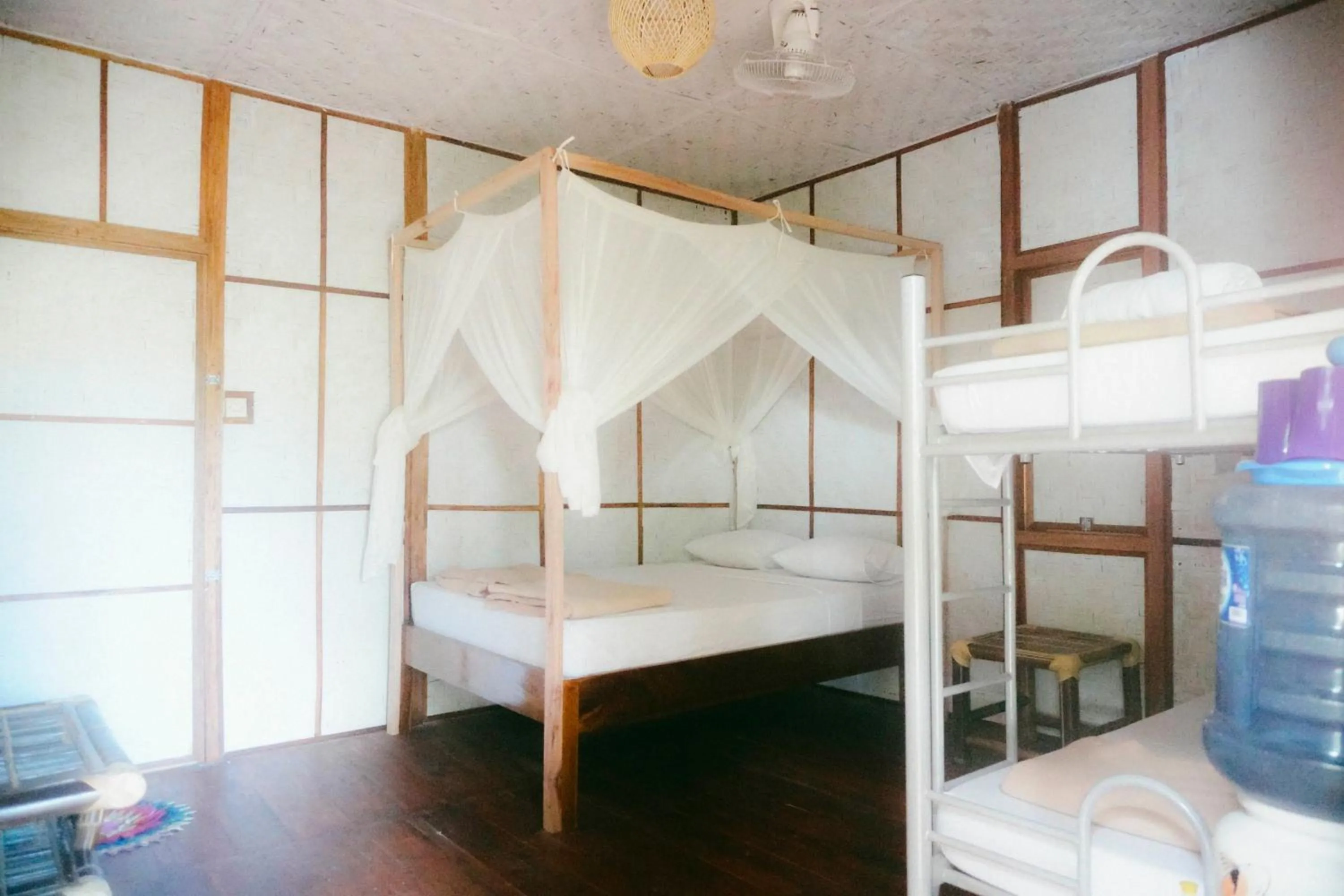 bunk bed in Mojosurf Camp Red Island