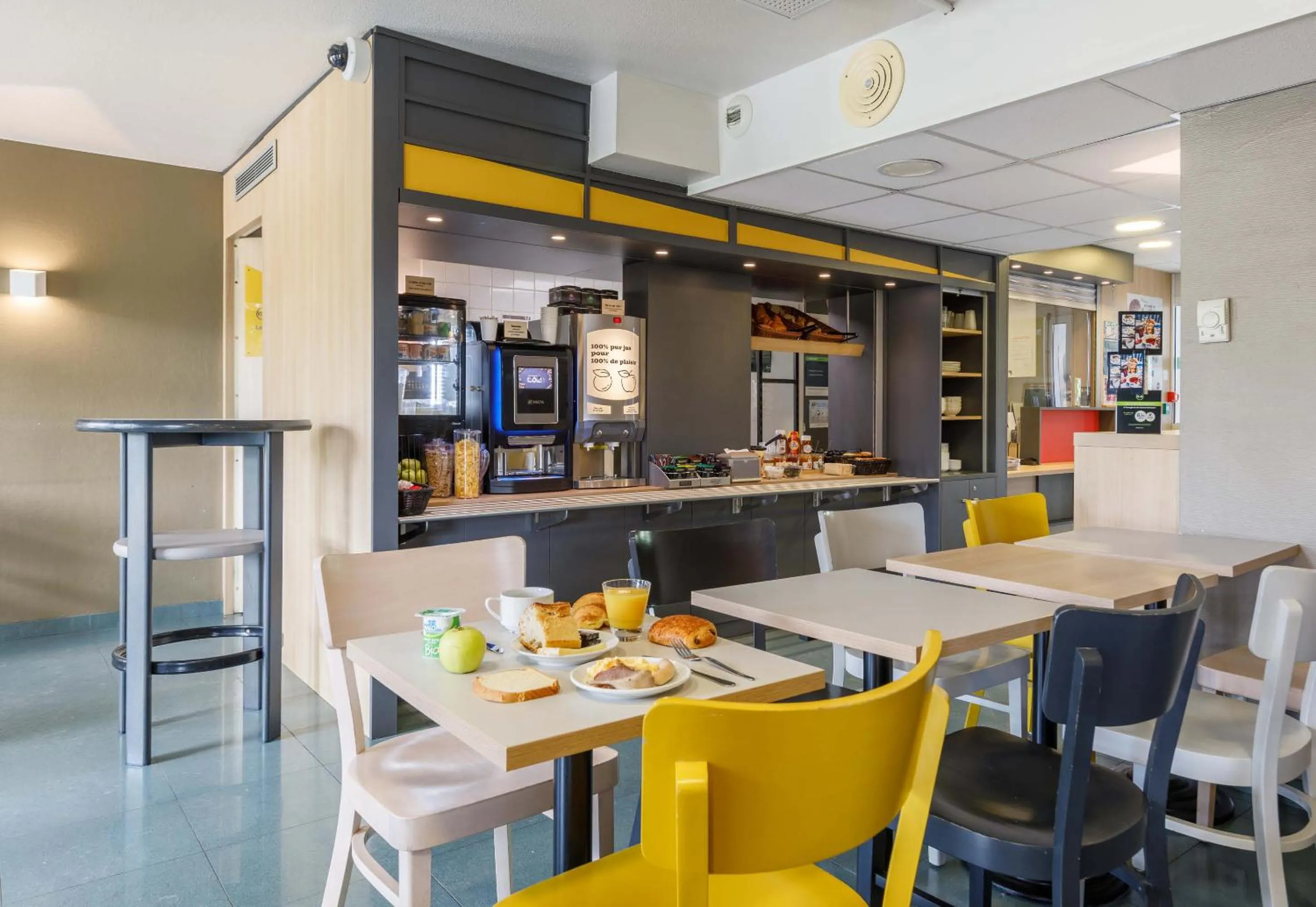 Restaurant/places to eat in B&B HOTEL Moulins