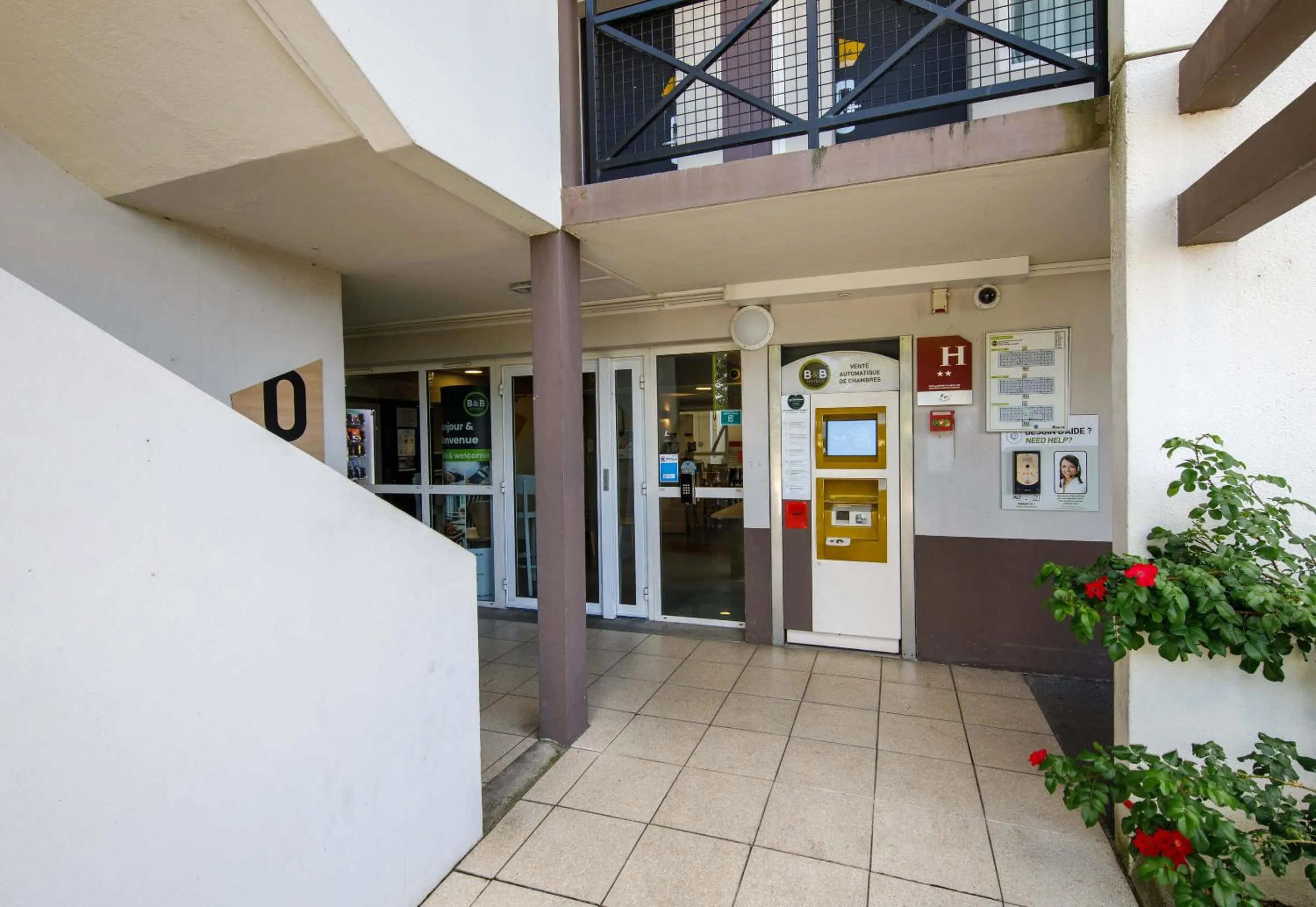 Facade/entrance in B&B HOTEL Moulins