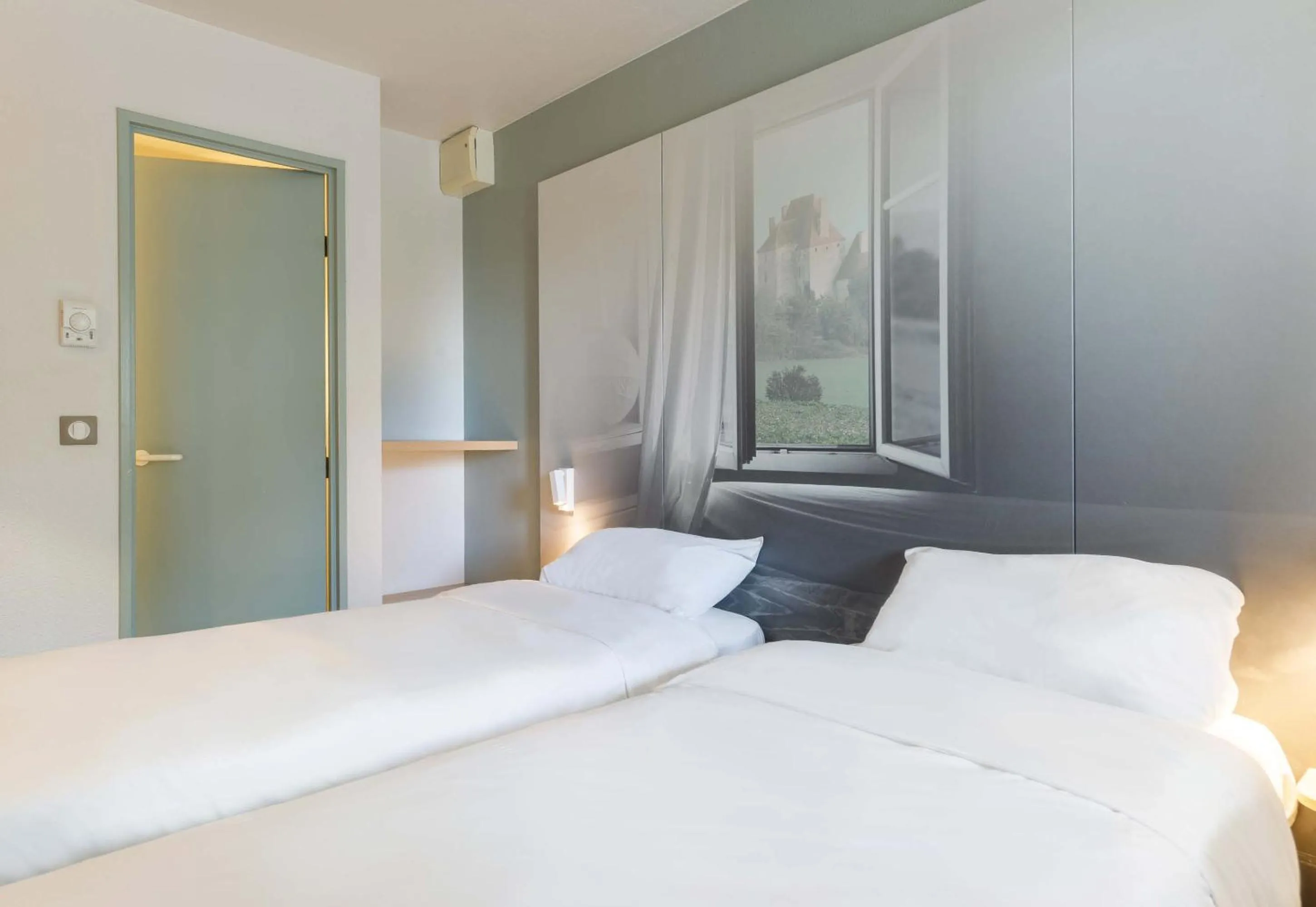 Bedroom, Bed in B&B HOTEL Moulins