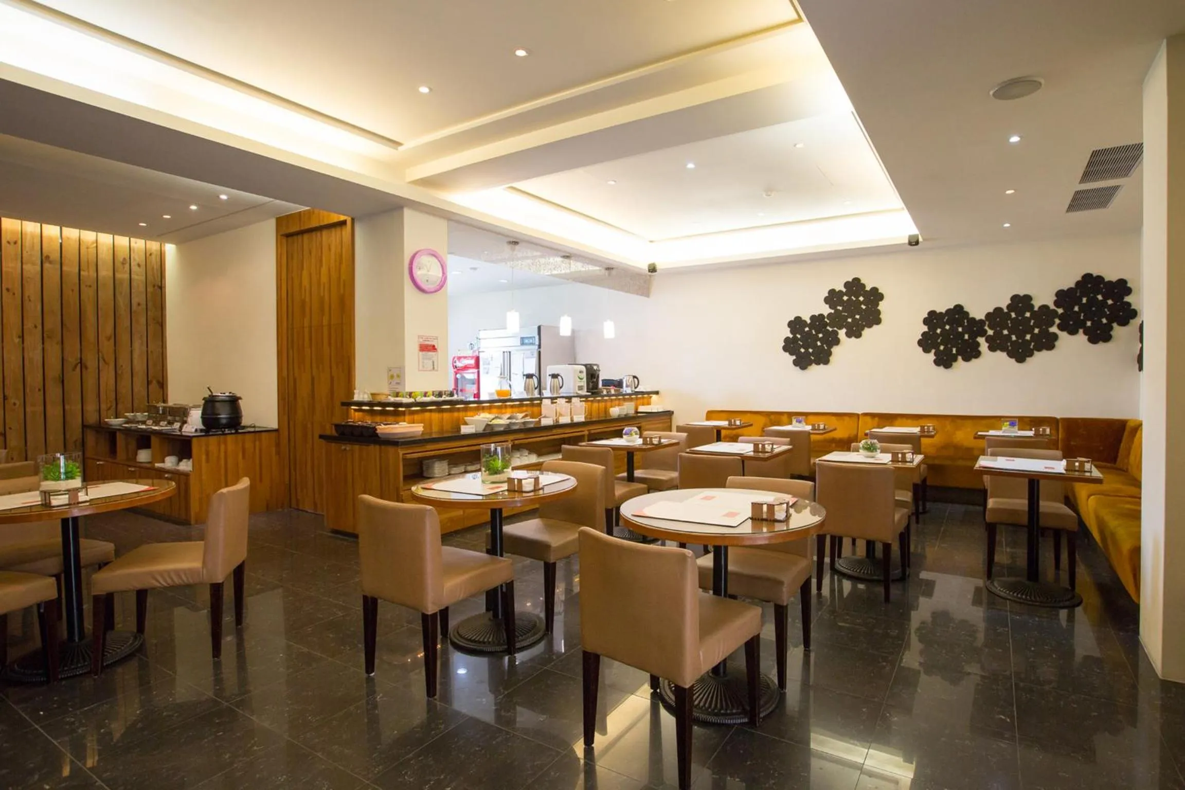 Restaurant/places to eat in Ease Motel