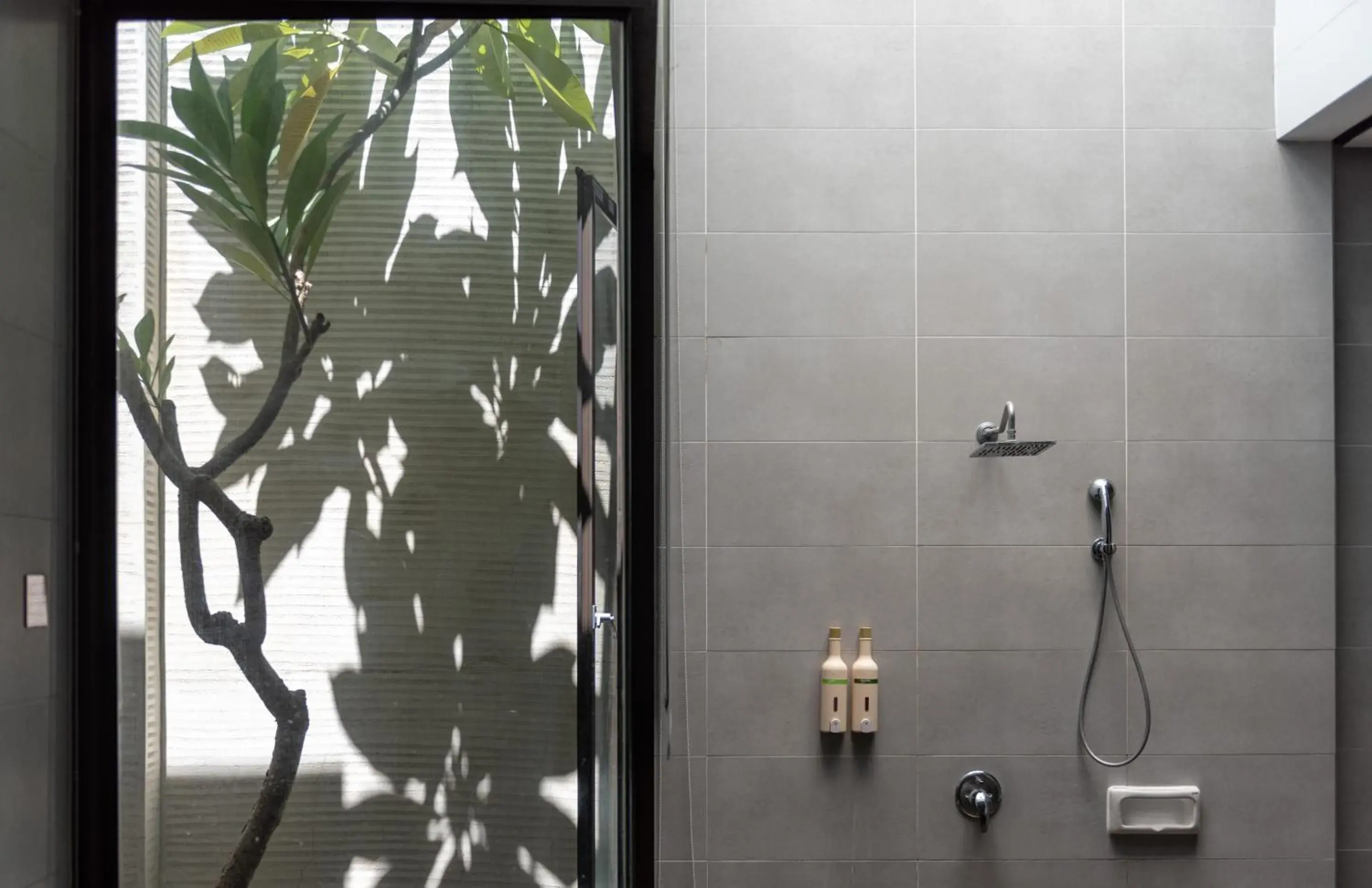 Shower in Ease Motel Shower in Ease Motel