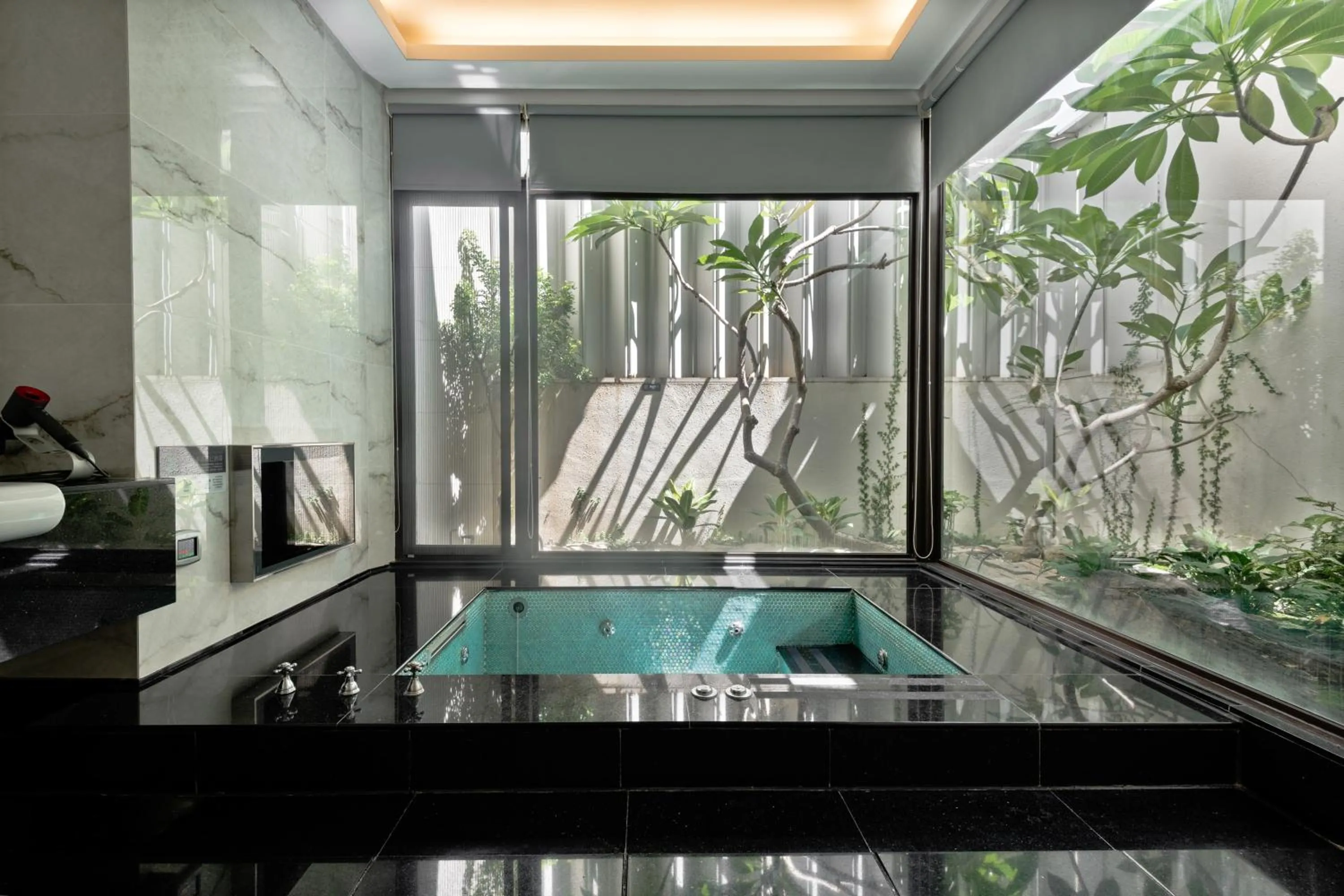 Bathroom in Ease Motel