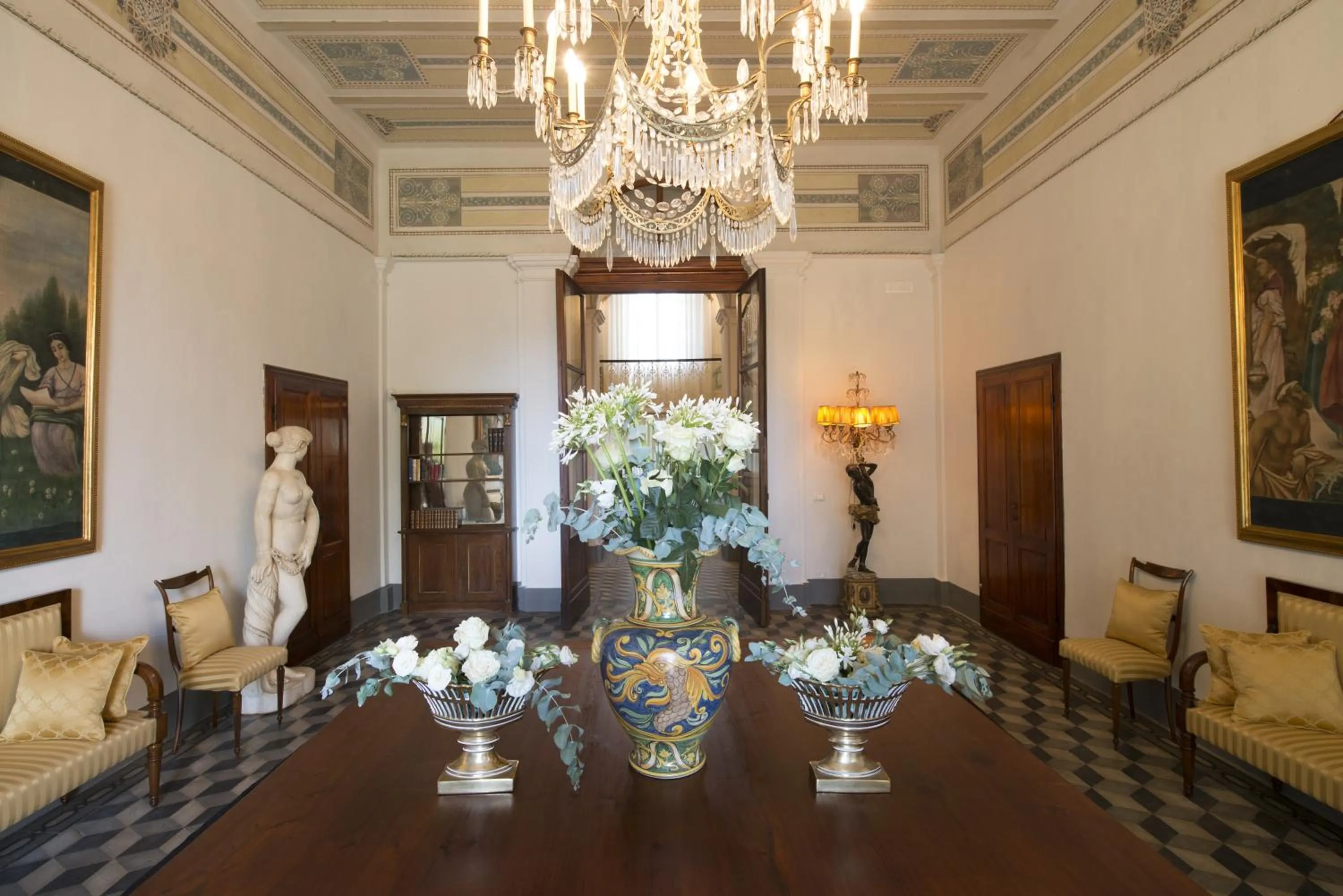 Communal lounge/ TV room in Relais Villa Scarfantoni B&B