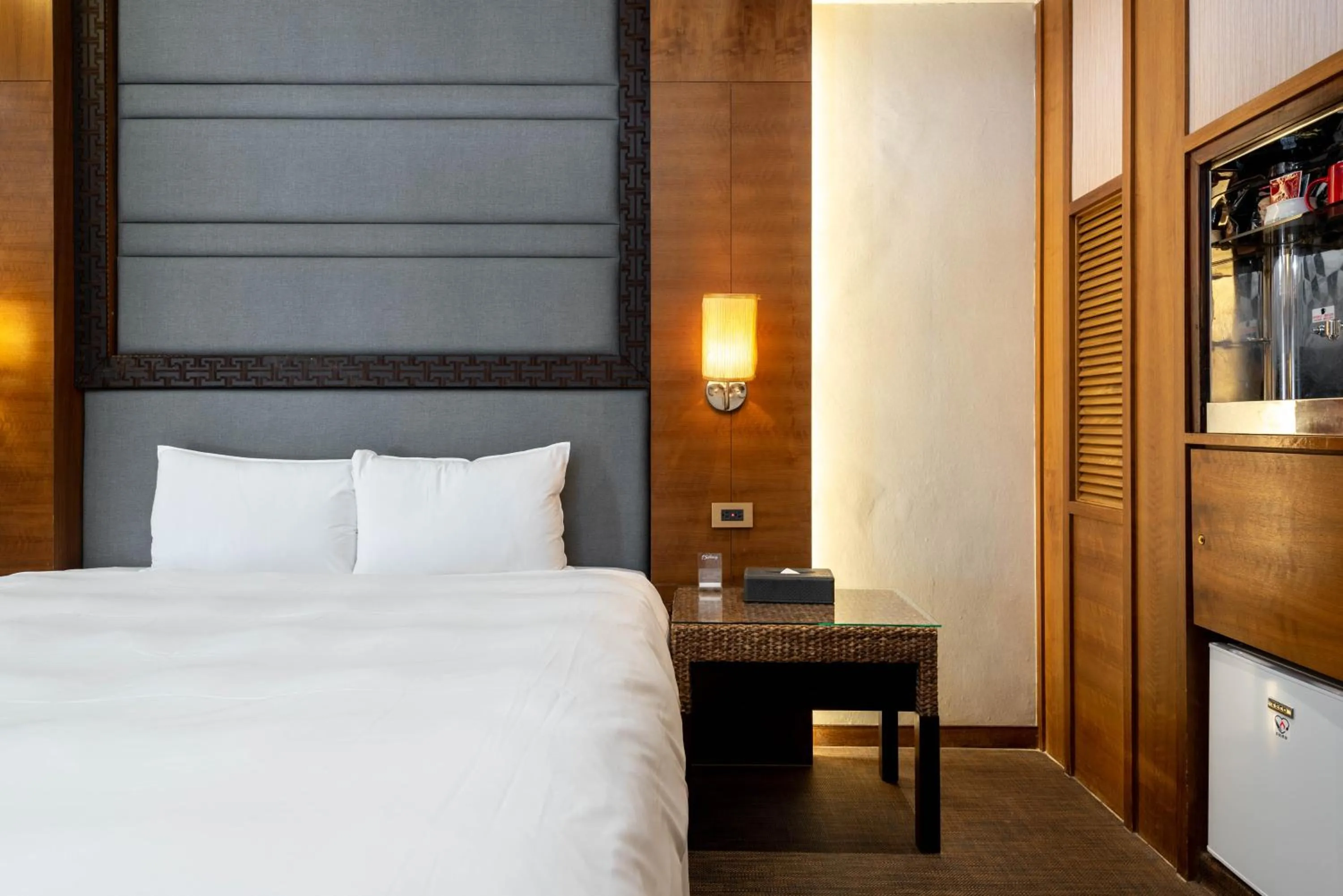 Bed in Holly Wood Motel