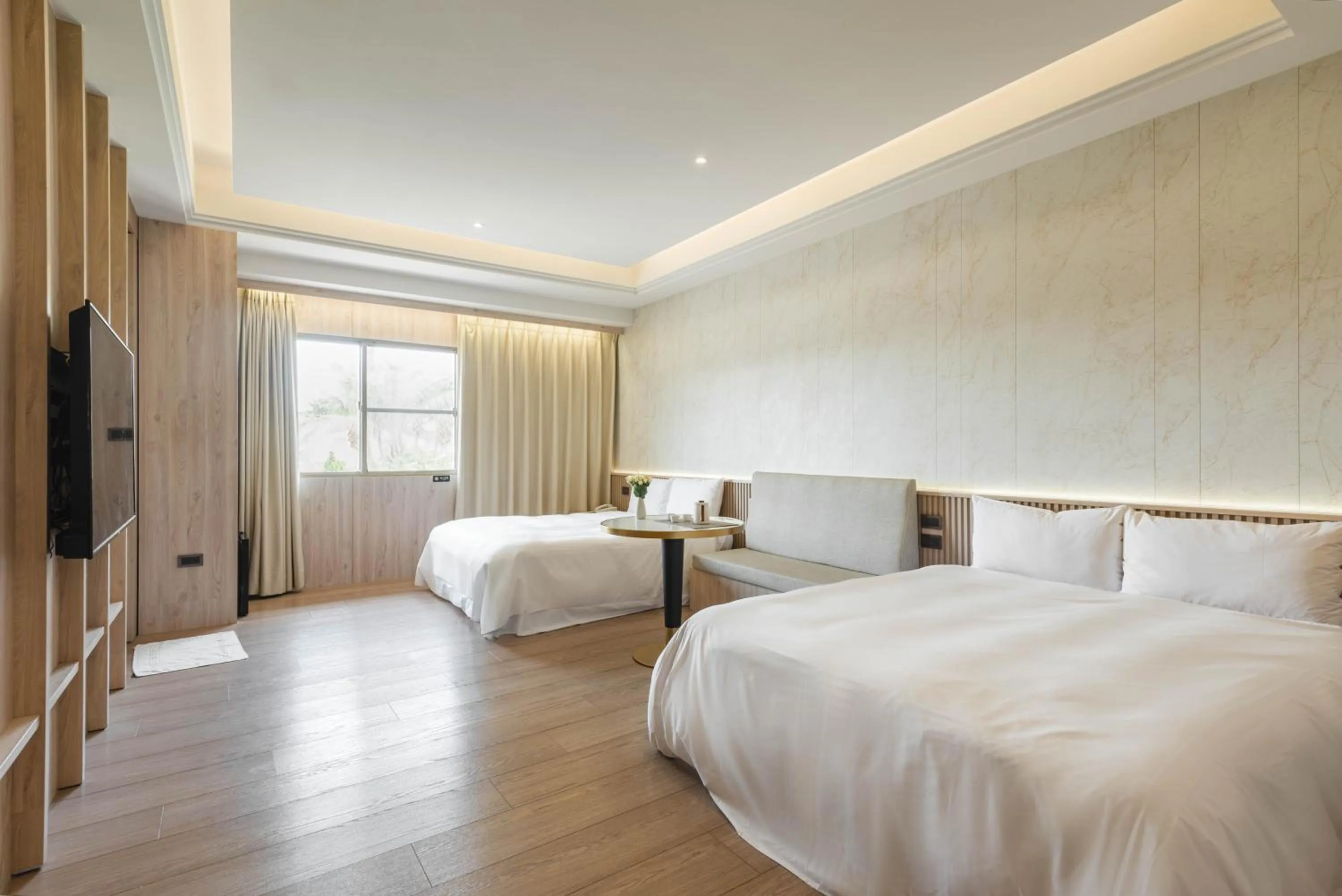 Bed in Holly Wood Motel