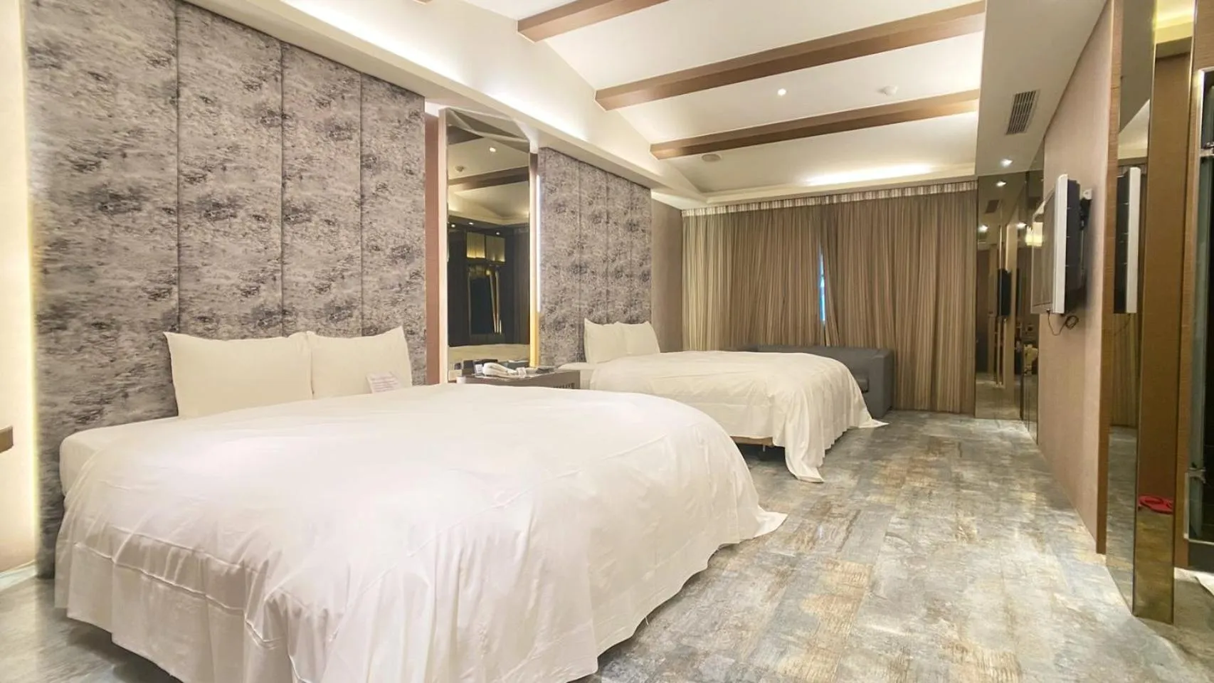 Photo of the whole room, Bed in Holly Wood Motel