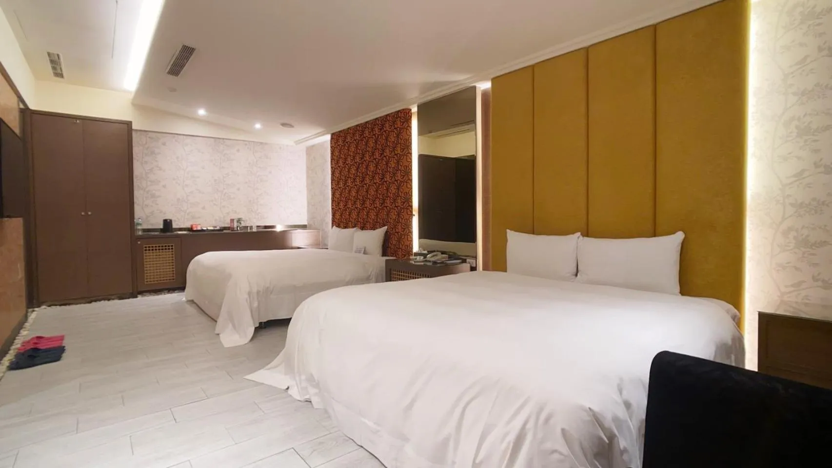 Photo of the whole room, Bed in Holly Wood Motel