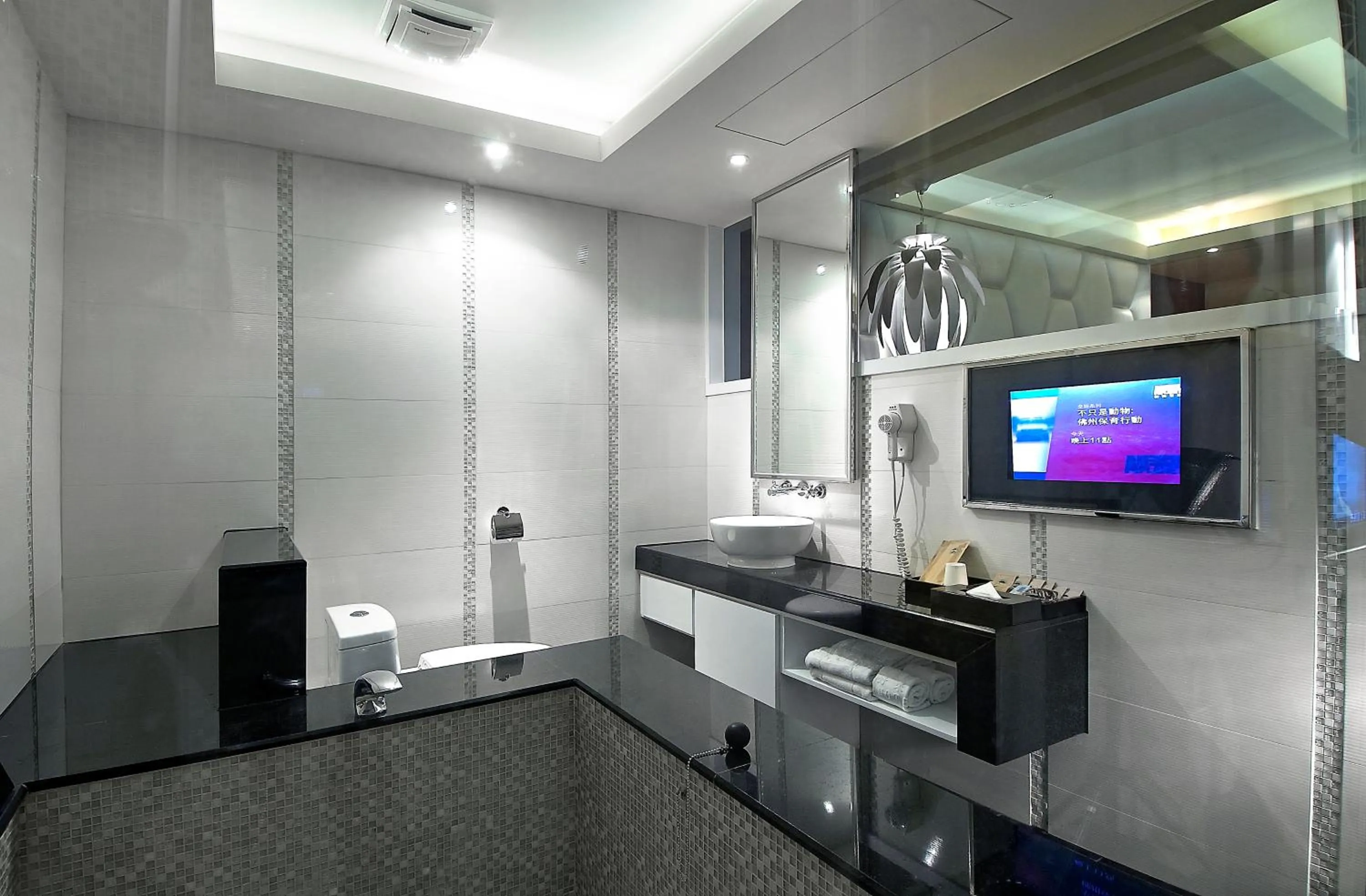 Bathroom in Holly Wood Motel