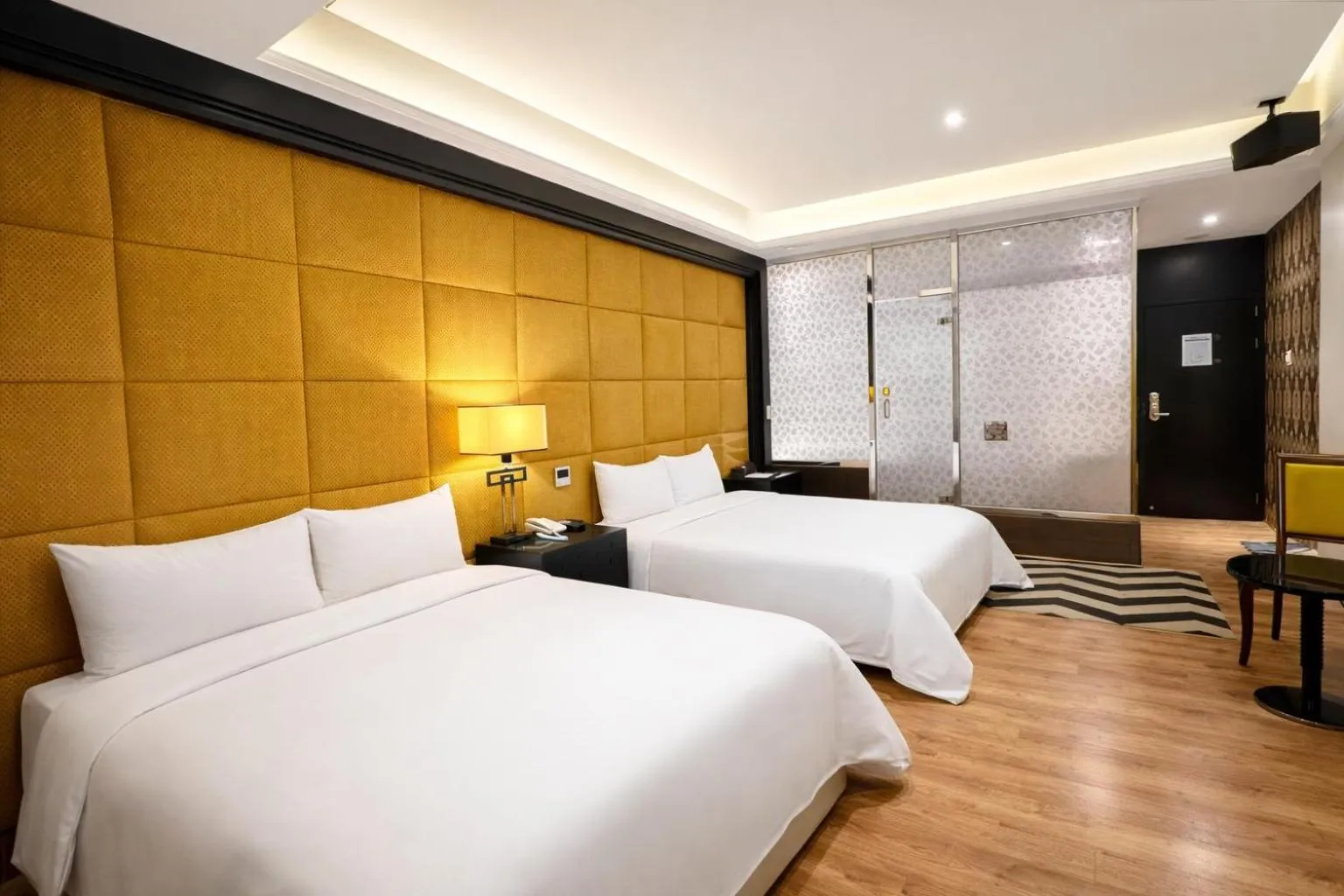 Photo of the whole room, Bed in Holly Wood Motel