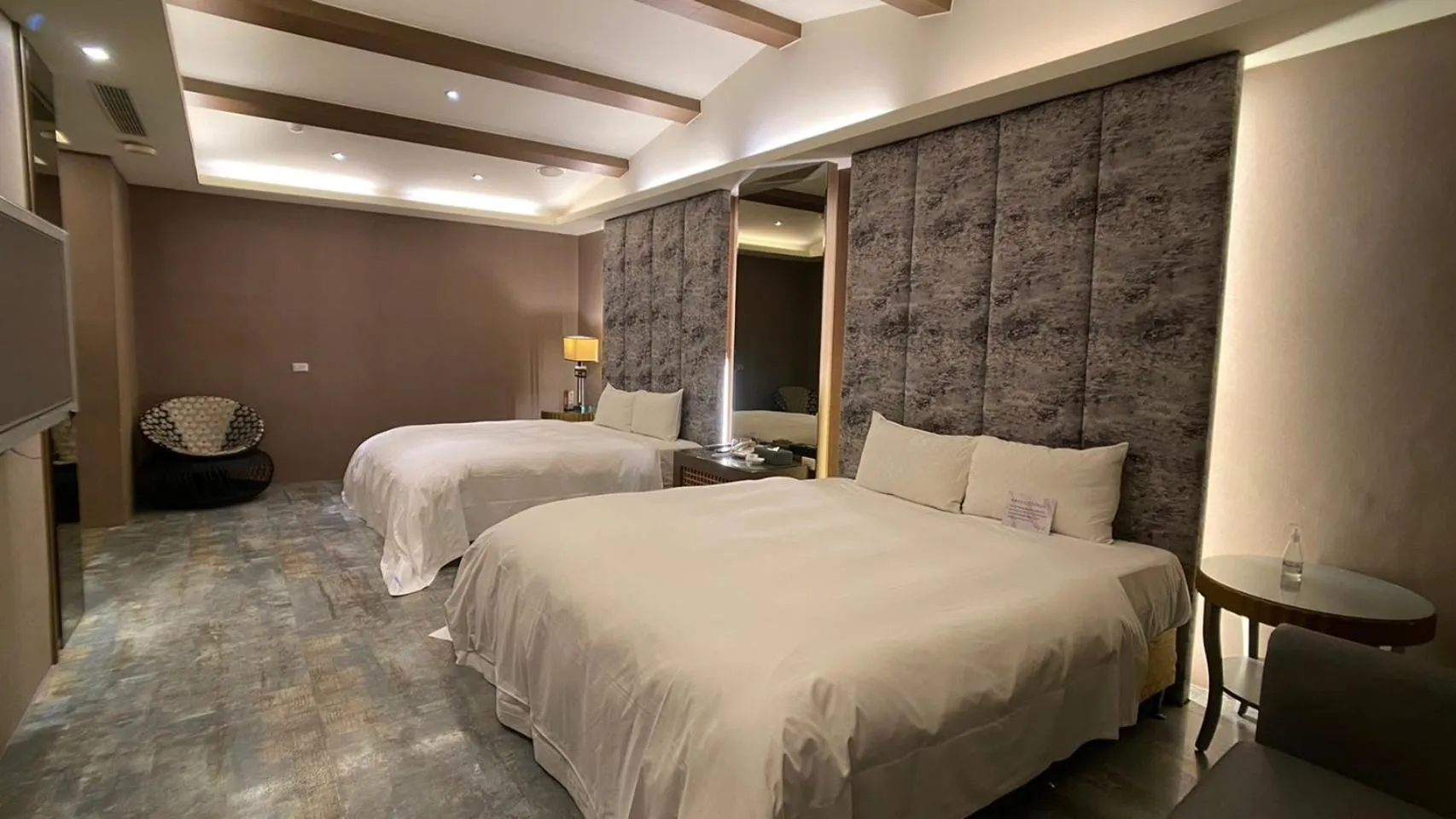 Photo of the whole room, Bed in Holly Wood Motel