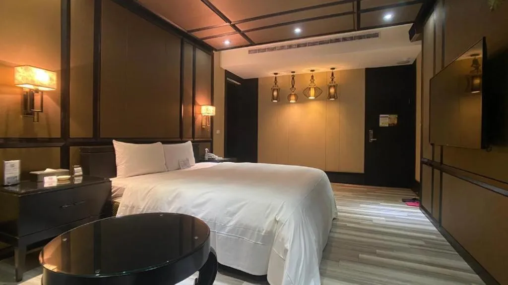 Bed in Holly Wood Motel