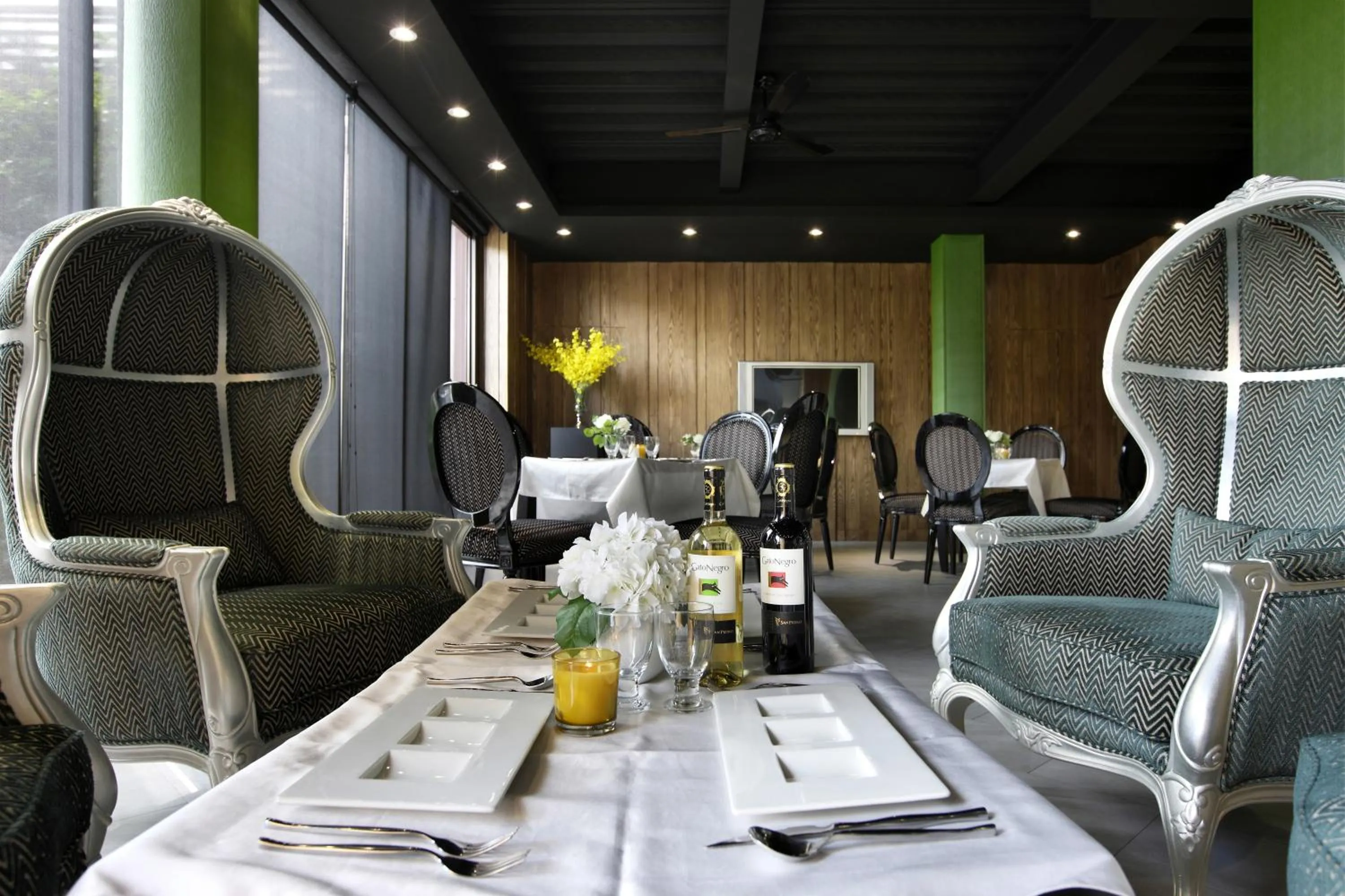 Restaurant/places to eat in Holly Wood Motel