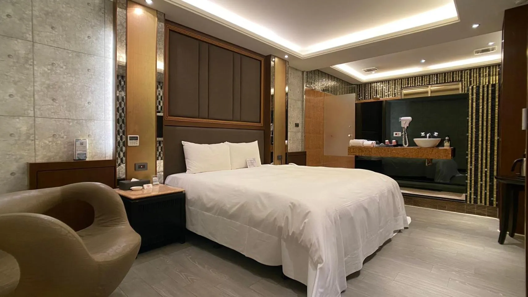 Photo of the whole room, Bed in Holly Wood Motel