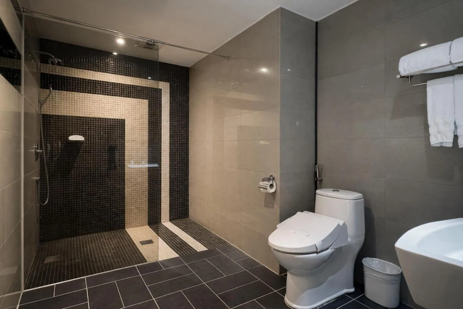 Shower in Holly Wood Motel