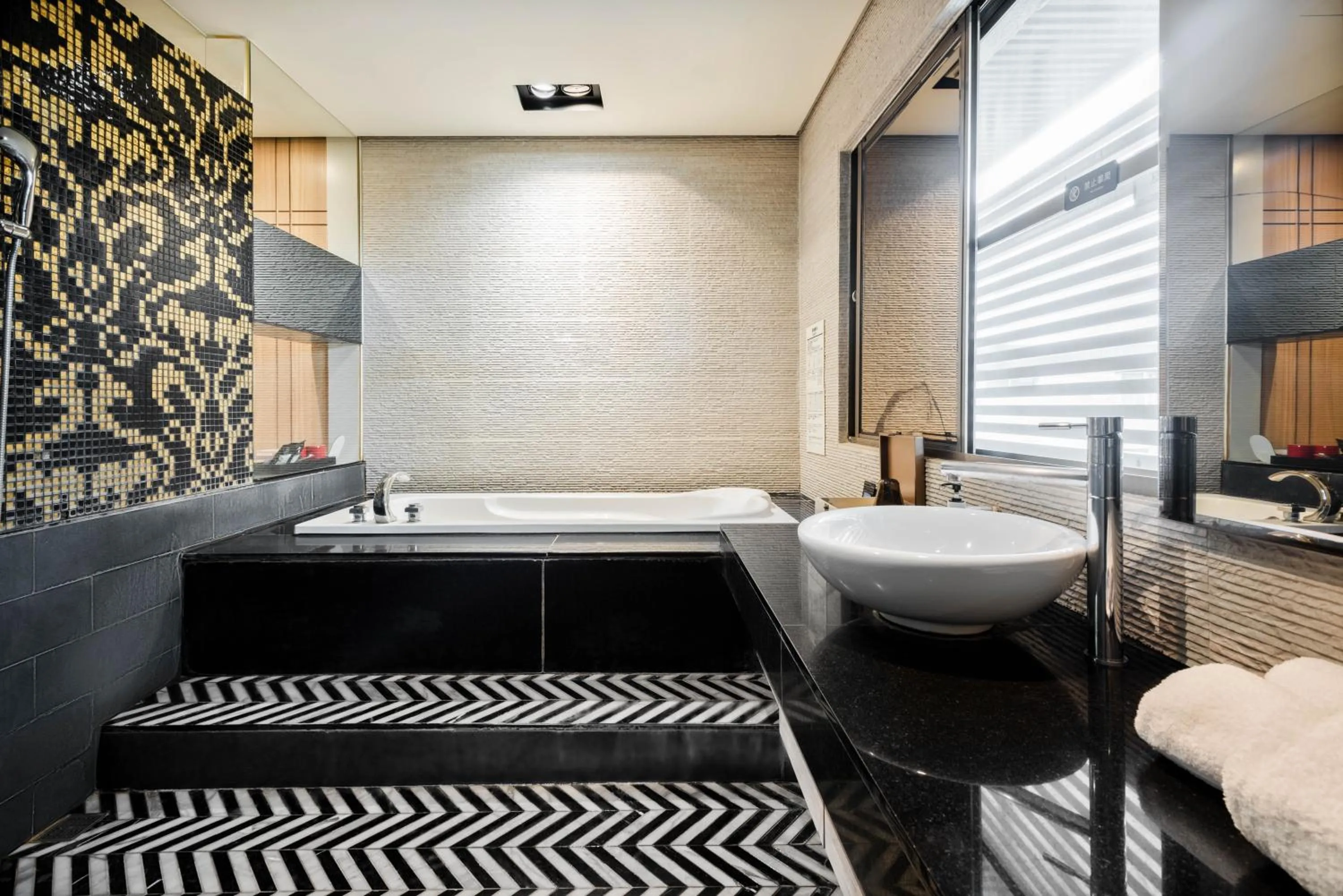 Bathroom, Bed in Holly Wood Motel