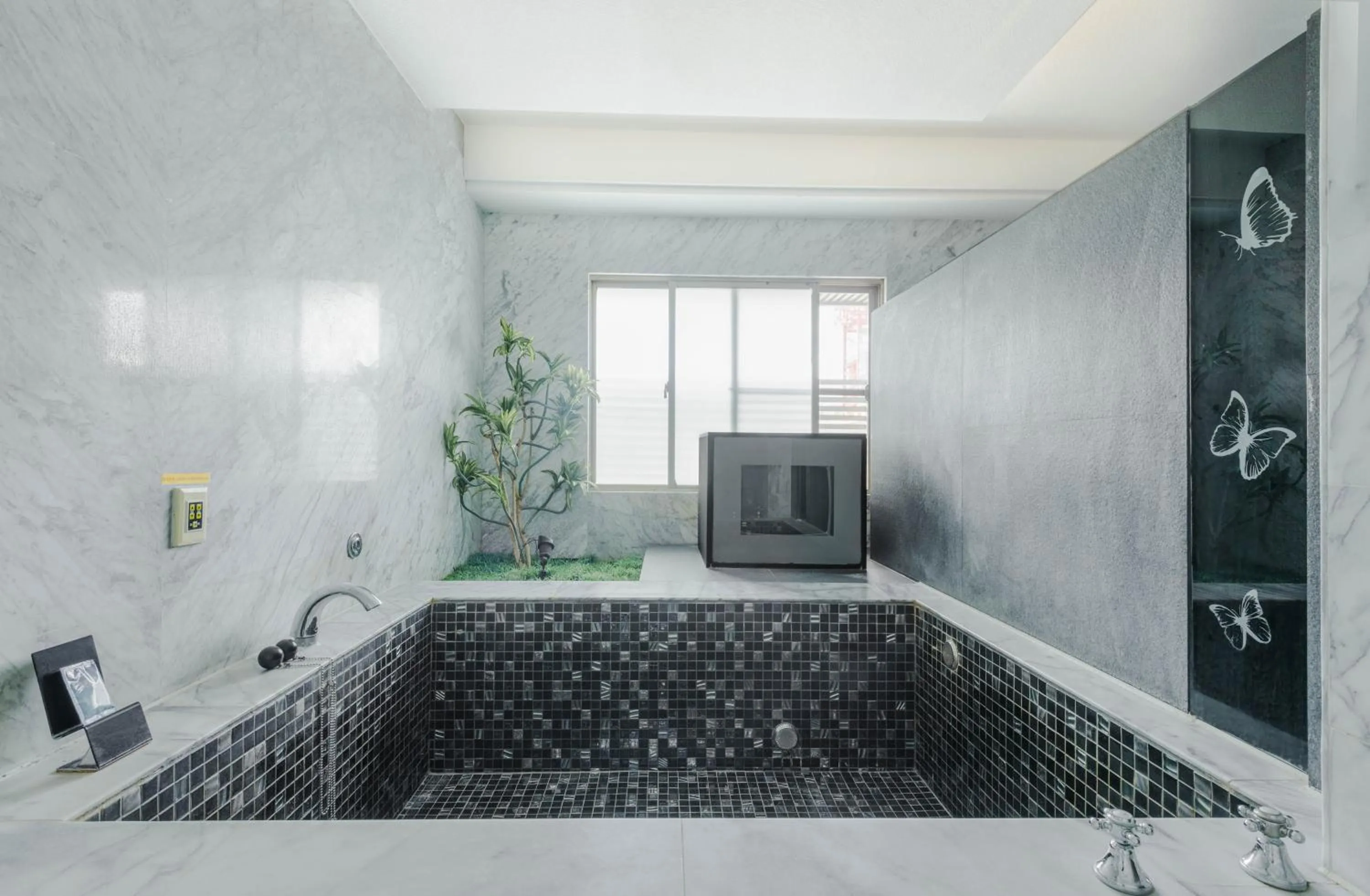 Hot Tub in Holly Wood Motel