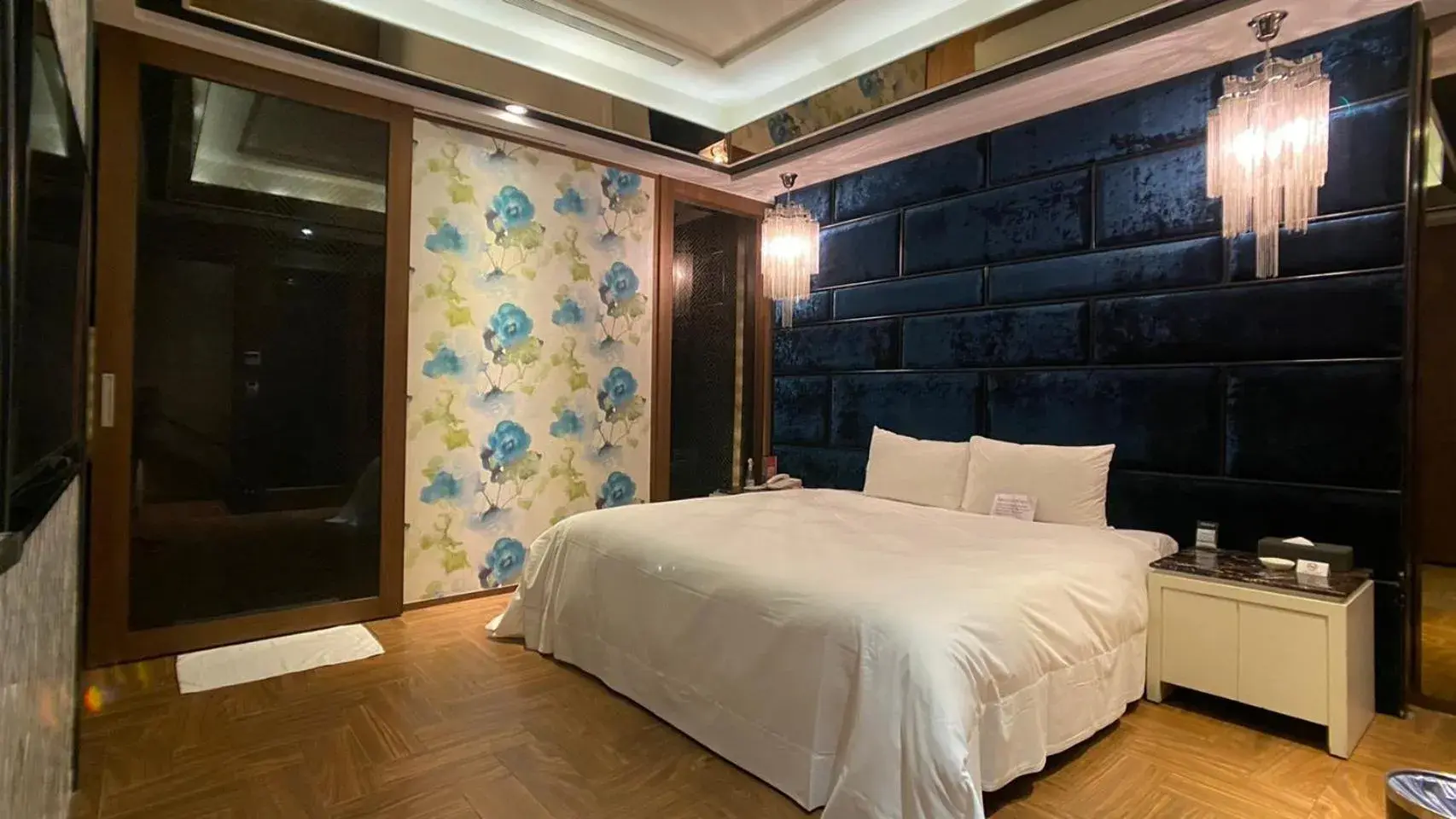 Property building, Bed in Holly Wood Motel Property building, Bed in Holly Wood Motel