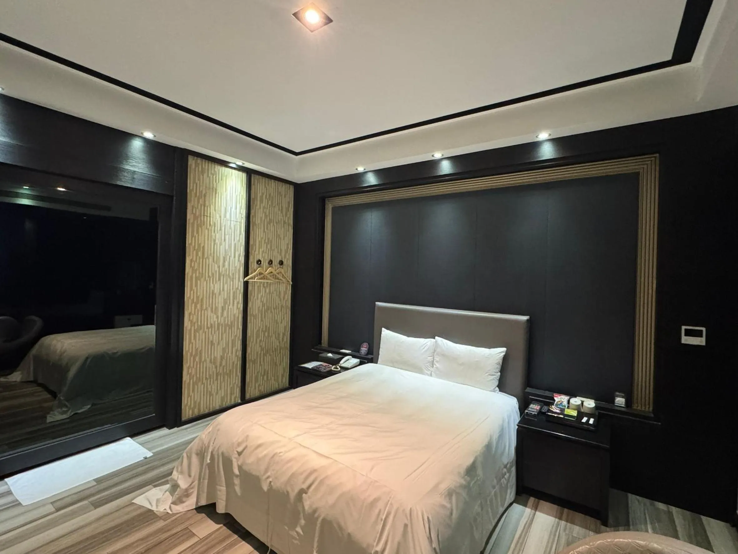 Bed in Holly Wood Motel