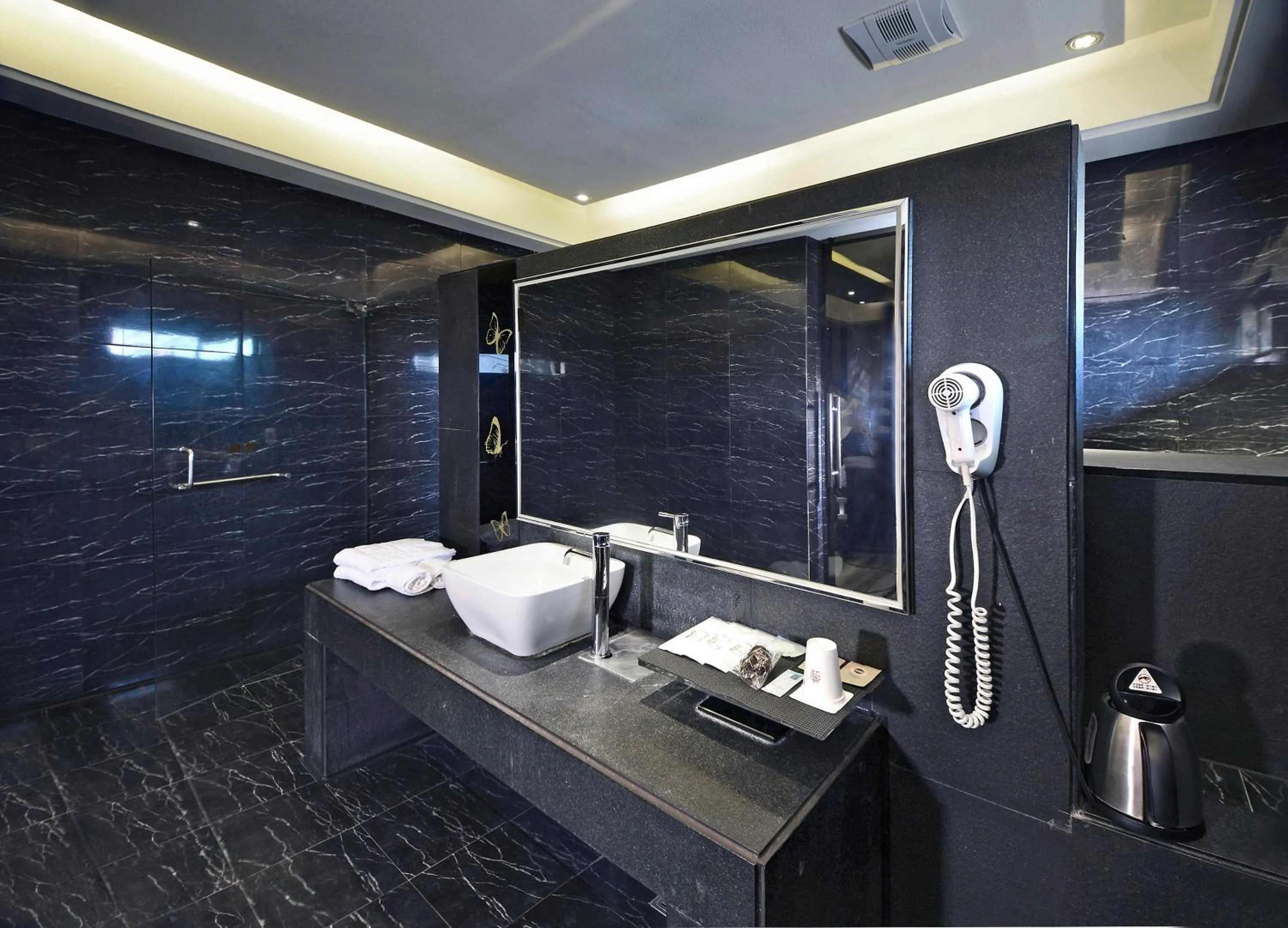 Bathroom in Holly Wood Motel