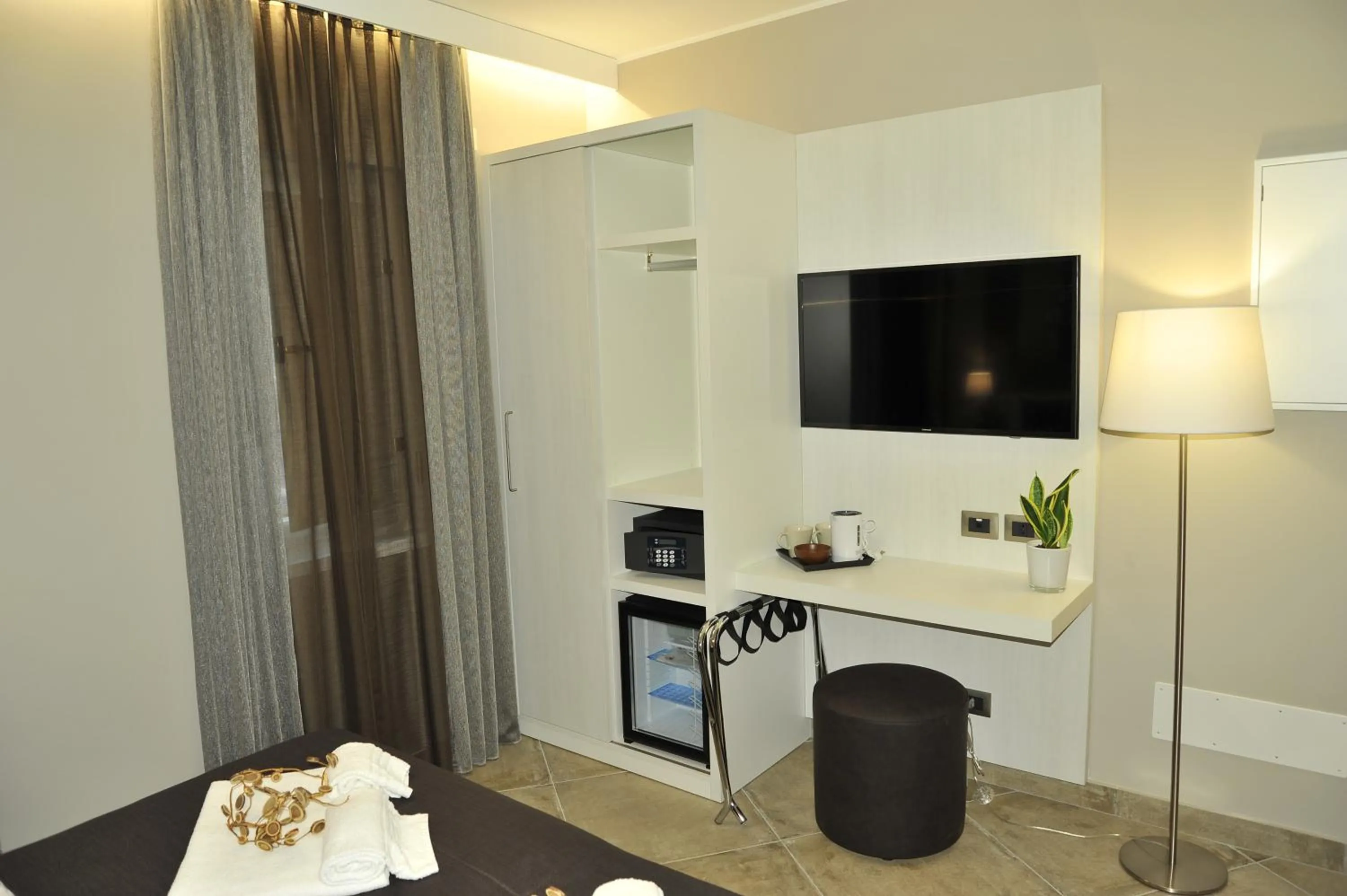 TV and multimedia in ETNEA 454 Catania Luxury Rooms