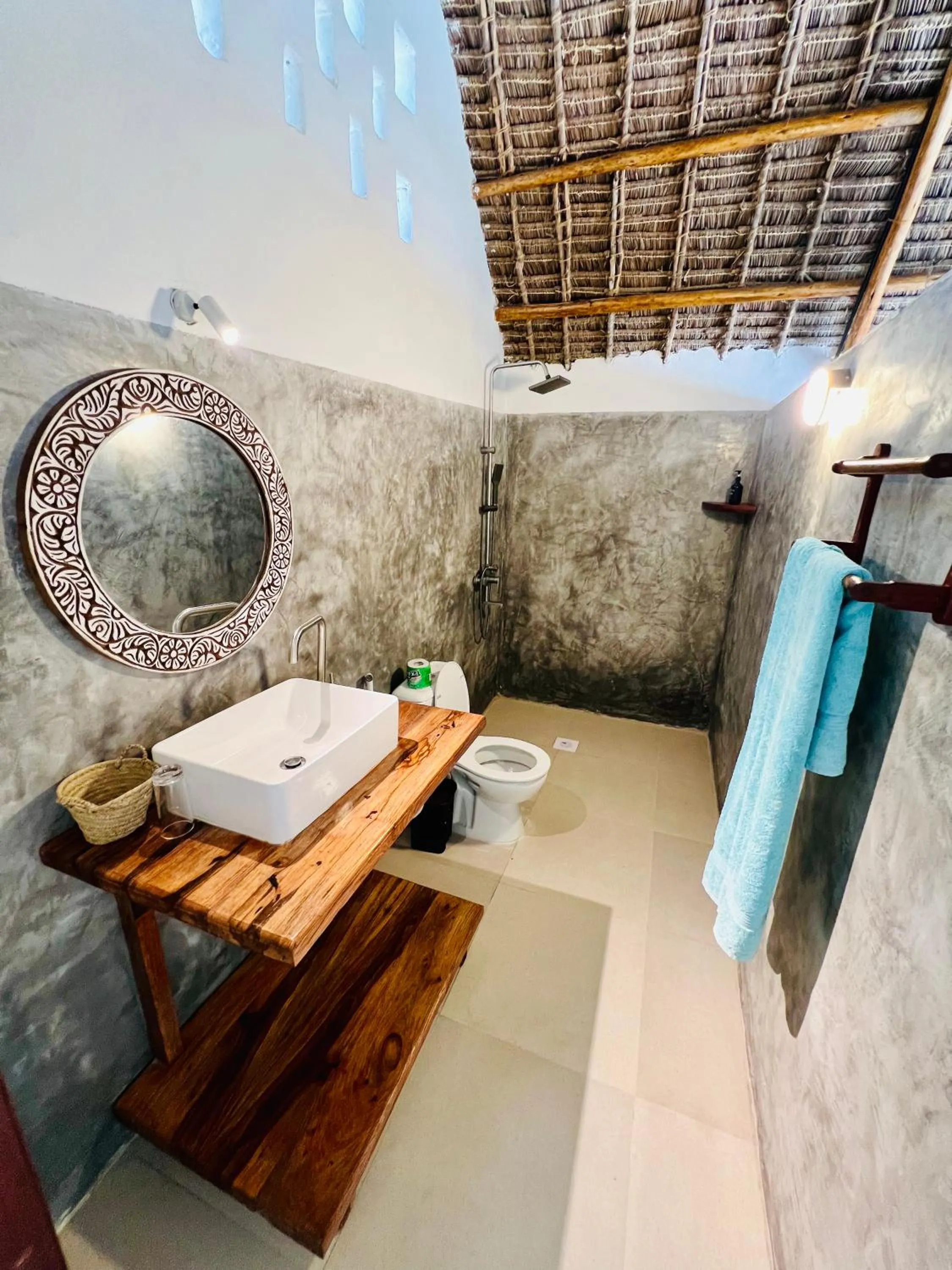 Shower in Mnana Beach Bungalows
